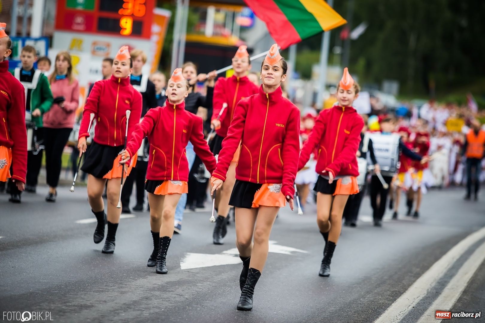 Zdjęcie w galerii na portalu naszraciborz.pl: Śląsk Kraina Wielu Kultur - przemarsz zespołów na raciborski zamek FOTO i WIDEO wiadomości z regionu