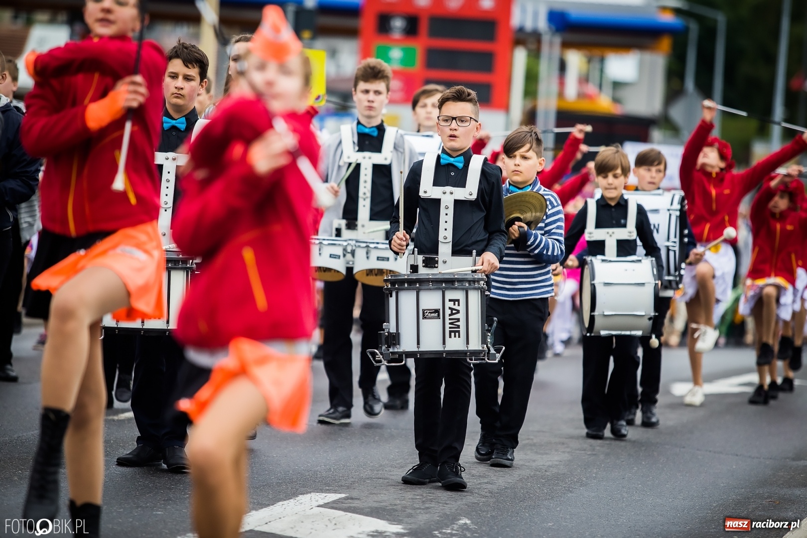 Zdjęcie w galerii na portalu naszraciborz.pl: Śląsk Kraina Wielu Kultur - przemarsz zespołów na raciborski zamek FOTO i WIDEO wiadomości z regionu