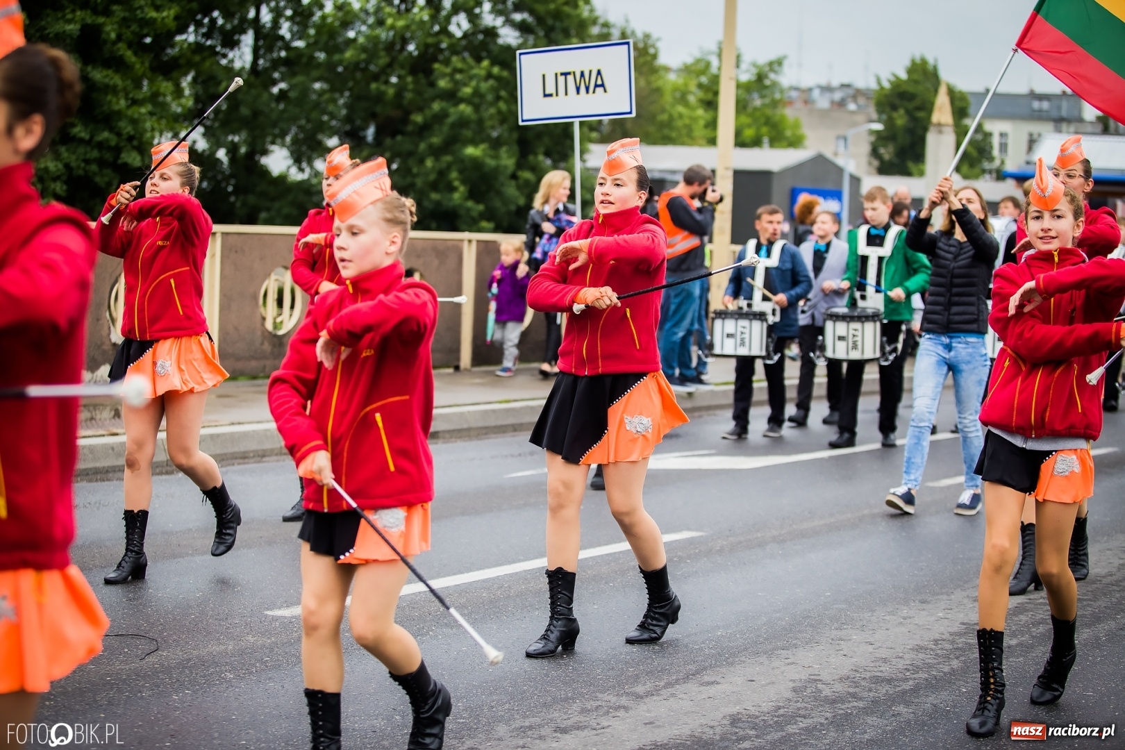 Zdjęcie w galerii na portalu naszraciborz.pl: Śląsk Kraina Wielu Kultur - przemarsz zespołów na raciborski zamek FOTO i WIDEO wiadomości z regionu