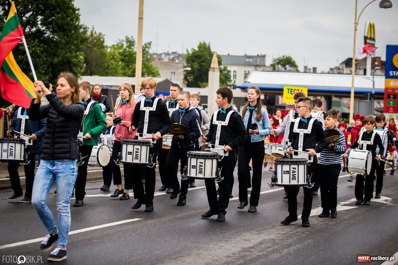 Zdjęcie w galerii na portalu naszraciborz.pl: Śląsk Kraina Wielu Kultur - przemarsz zespołów na raciborski zamek FOTO i WIDEO wiadomości z regionu