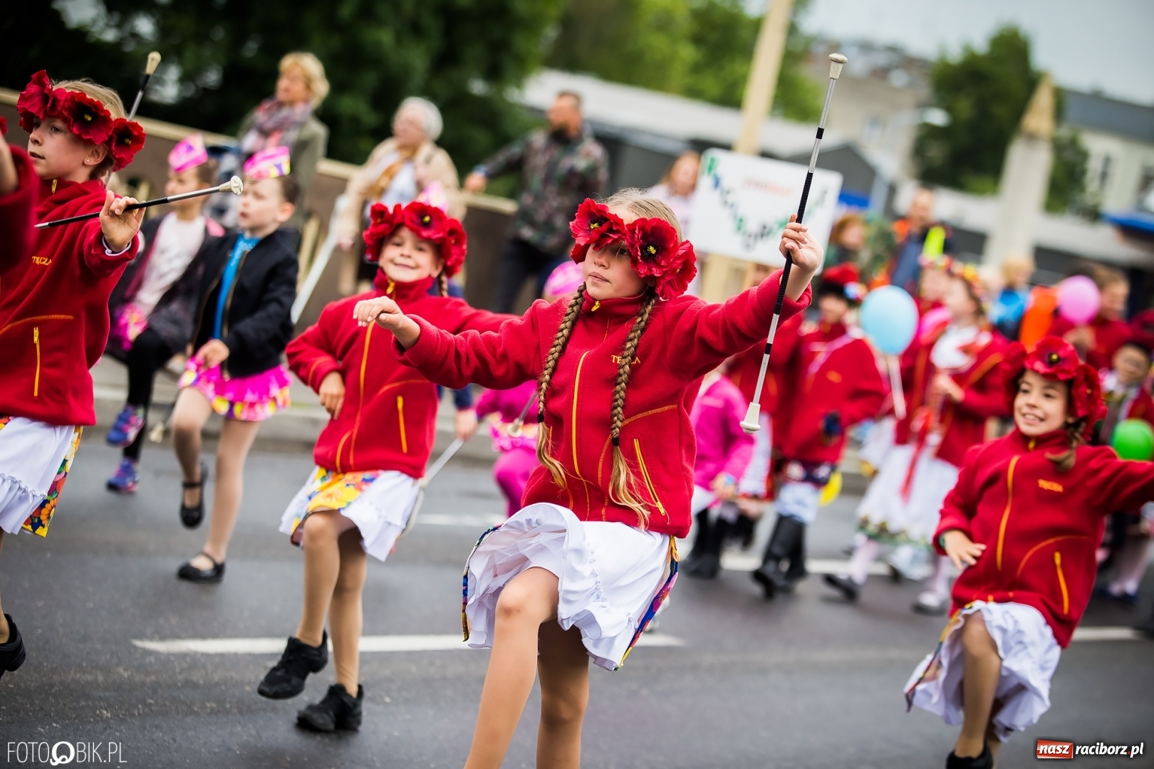 Zdjęcie w galerii na portalu naszraciborz.pl: Śląsk Kraina Wielu Kultur - przemarsz zespołów na raciborski zamek FOTO i WIDEO wiadomości z regionu