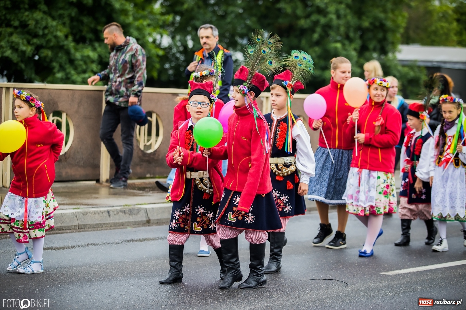 Zdjęcie w galerii na portalu naszraciborz.pl: Śląsk Kraina Wielu Kultur - przemarsz zespołów na raciborski zamek FOTO i WIDEO wiadomości z regionu