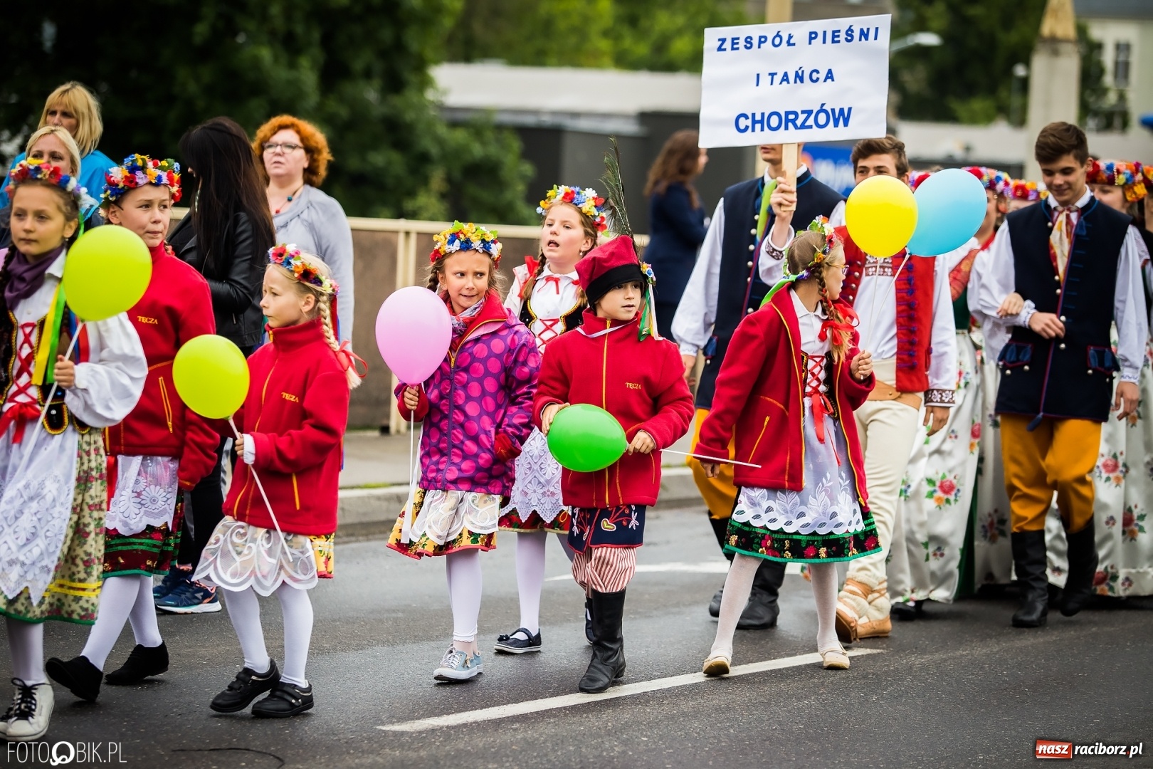 Zdjęcie w galerii na portalu naszraciborz.pl: Śląsk Kraina Wielu Kultur - przemarsz zespołów na raciborski zamek FOTO i WIDEO wiadomości z regionu
