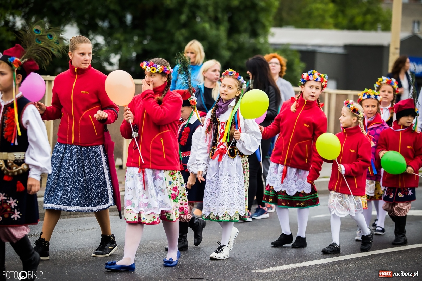Zdjęcie w galerii na portalu naszraciborz.pl: Śląsk Kraina Wielu Kultur - przemarsz zespołów na raciborski zamek FOTO i WIDEO wiadomości z regionu