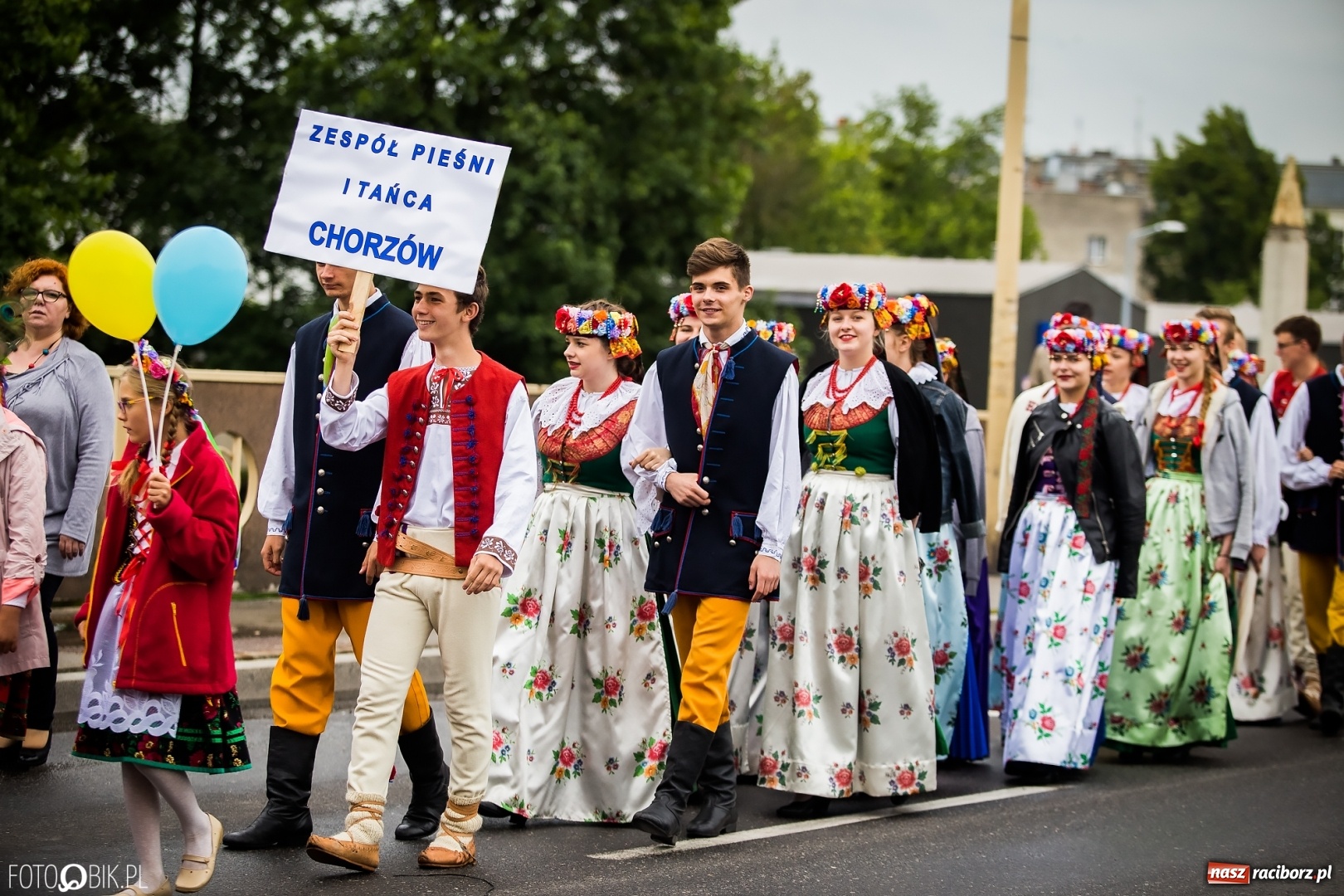 Zdjęcie w galerii na portalu naszraciborz.pl: Śląsk Kraina Wielu Kultur - przemarsz zespołów na raciborski zamek FOTO i WIDEO wiadomości z regionu
