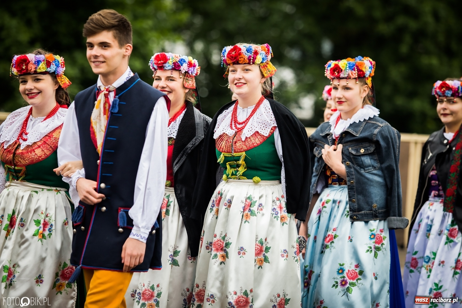 Zdjęcie w galerii na portalu naszraciborz.pl: Śląsk Kraina Wielu Kultur - przemarsz zespołów na raciborski zamek FOTO i WIDEO wiadomości z regionu