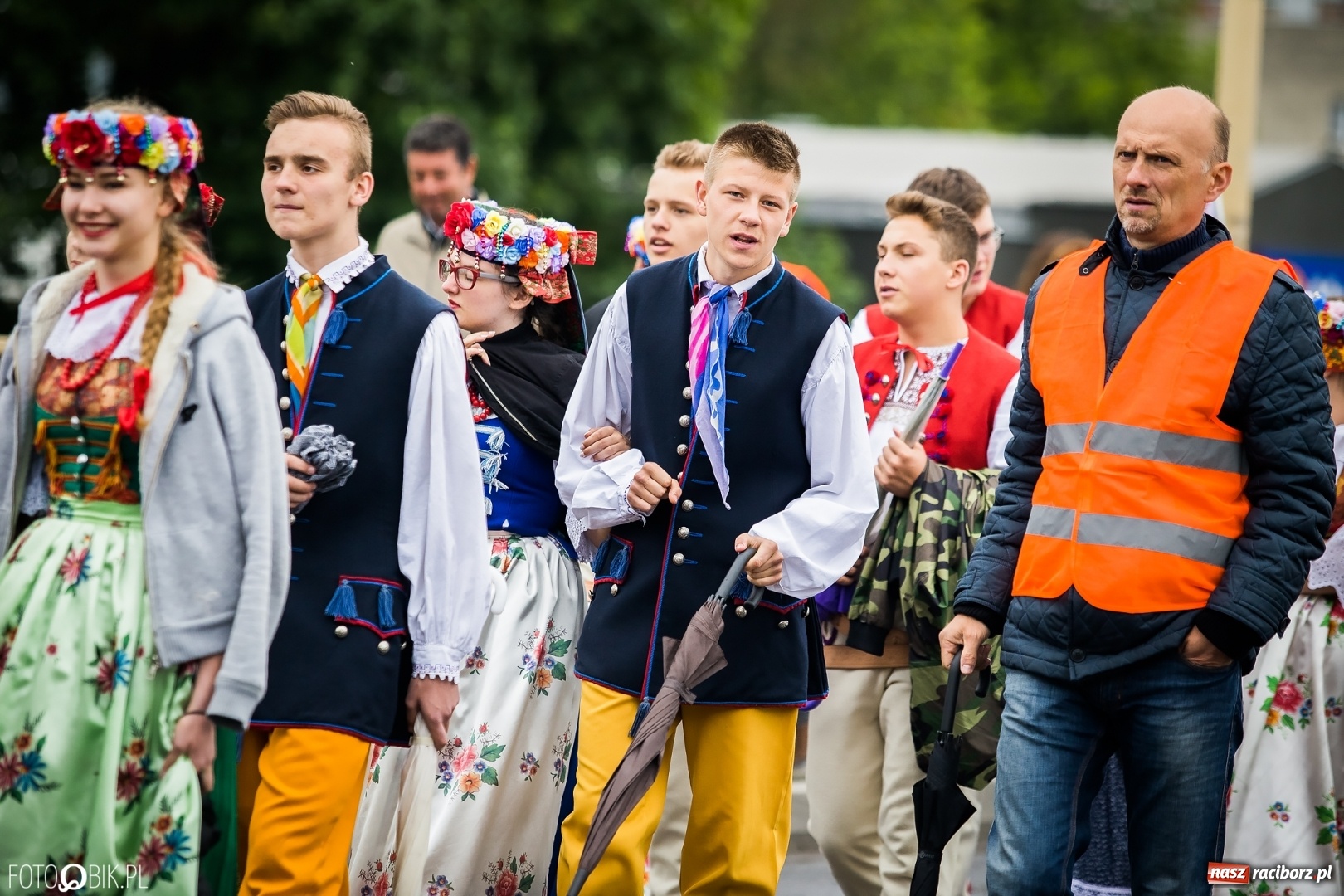 Zdjęcie w galerii na portalu naszraciborz.pl: Śląsk Kraina Wielu Kultur - przemarsz zespołów na raciborski zamek FOTO i WIDEO wiadomości z regionu