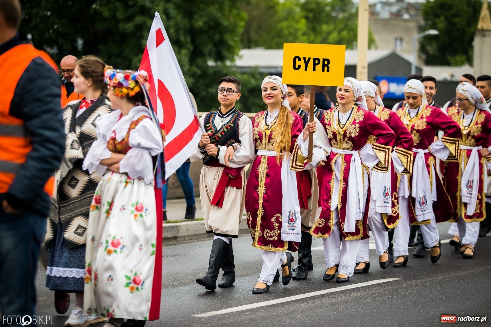 Zdjęcie w galerii na portalu naszraciborz.pl: Śląsk Kraina Wielu Kultur - przemarsz zespołów na raciborski zamek FOTO i WIDEO wiadomości z regionu