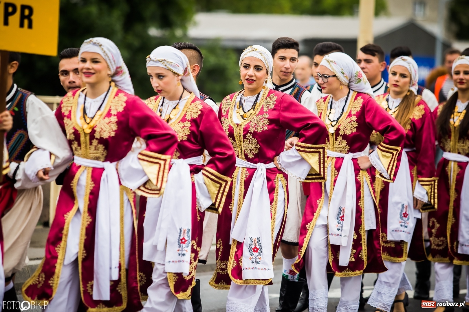 Zdjęcie w galerii na portalu naszraciborz.pl: Śląsk Kraina Wielu Kultur - przemarsz zespołów na raciborski zamek FOTO i WIDEO wiadomości z regionu