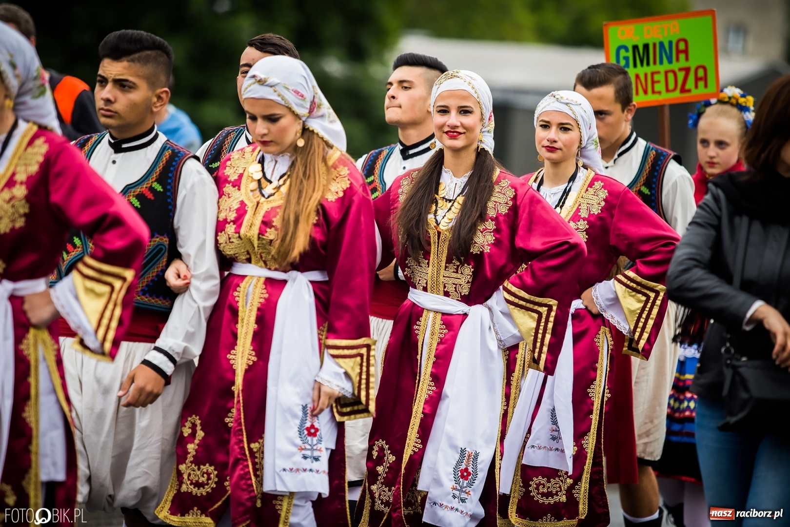 Zdjęcie w galerii na portalu naszraciborz.pl: Śląsk Kraina Wielu Kultur - przemarsz zespołów na raciborski zamek FOTO i WIDEO wiadomości z regionu