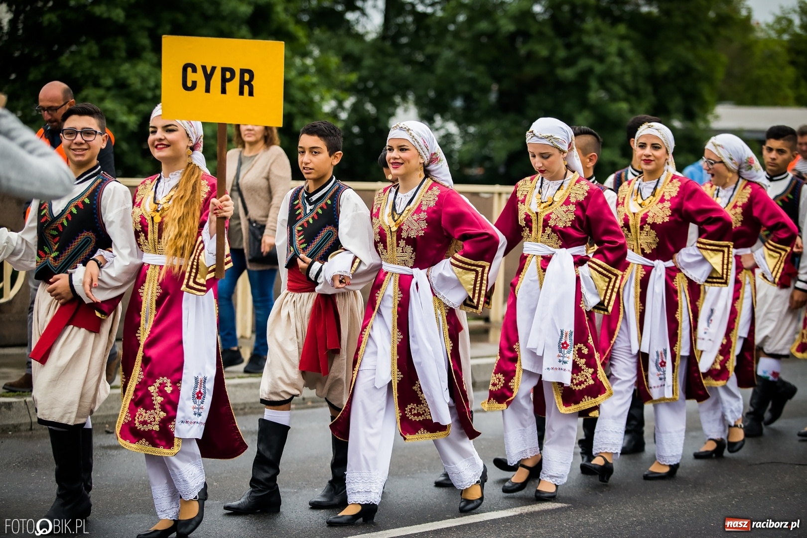 Zdjęcie w galerii na portalu naszraciborz.pl: Śląsk Kraina Wielu Kultur - przemarsz zespołów na raciborski zamek FOTO i WIDEO wiadomości z regionu