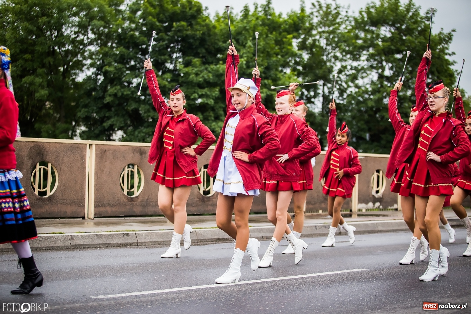 Zdjęcie w galerii na portalu naszraciborz.pl: Śląsk Kraina Wielu Kultur - przemarsz zespołów na raciborski zamek FOTO i WIDEO wiadomości z regionu