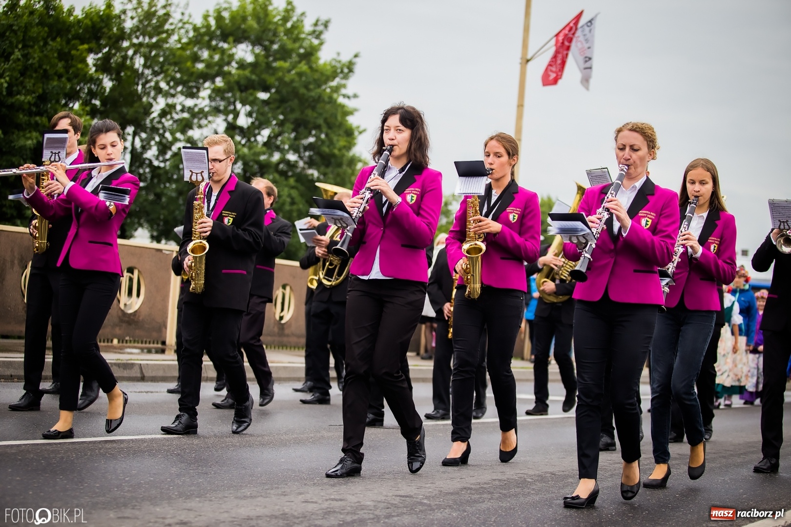 Zdjęcie w galerii na portalu naszraciborz.pl: Śląsk Kraina Wielu Kultur - przemarsz zespołów na raciborski zamek FOTO i WIDEO wiadomości z regionu