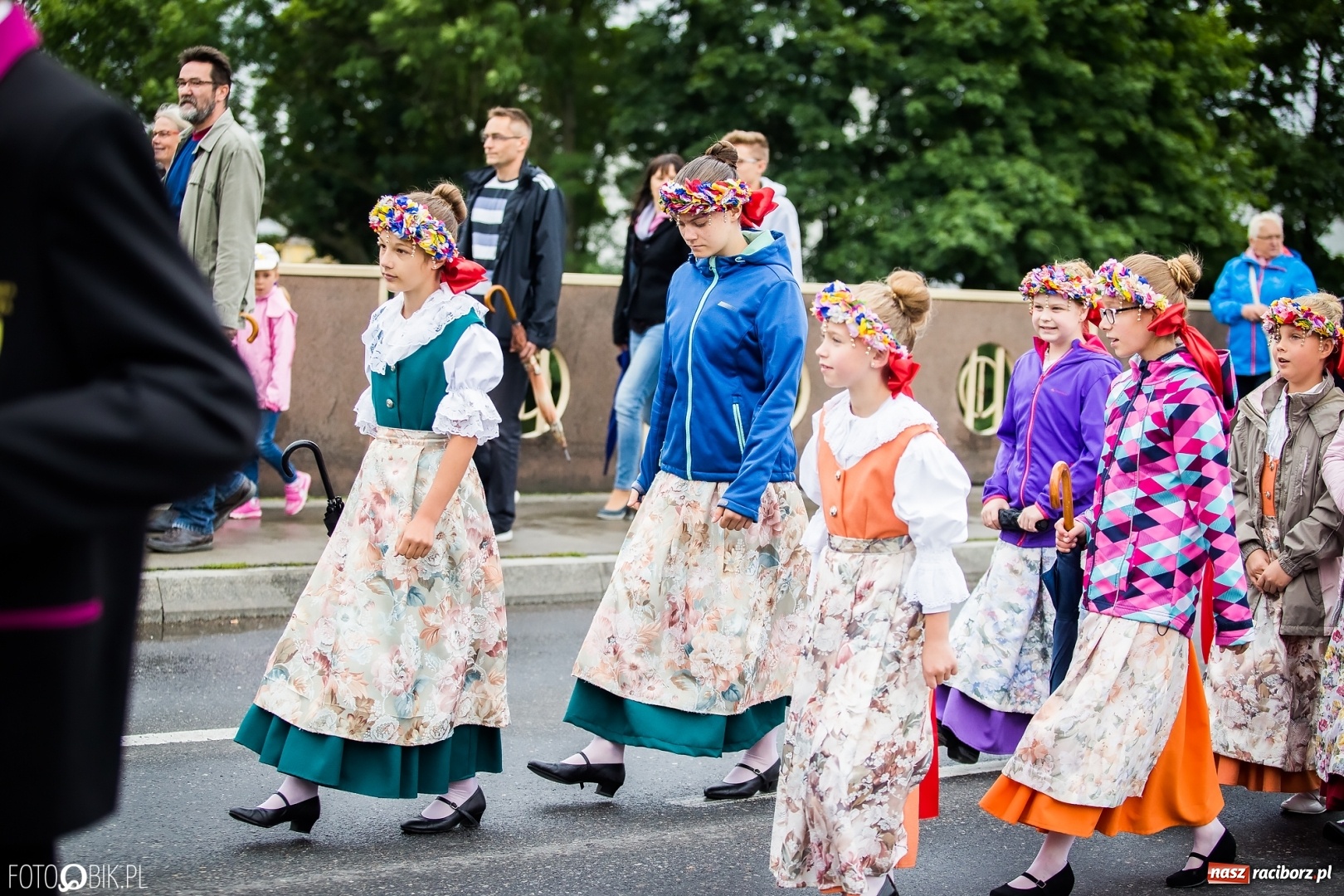 Zdjęcie w galerii na portalu naszraciborz.pl: Śląsk Kraina Wielu Kultur - przemarsz zespołów na raciborski zamek FOTO i WIDEO wiadomości z regionu