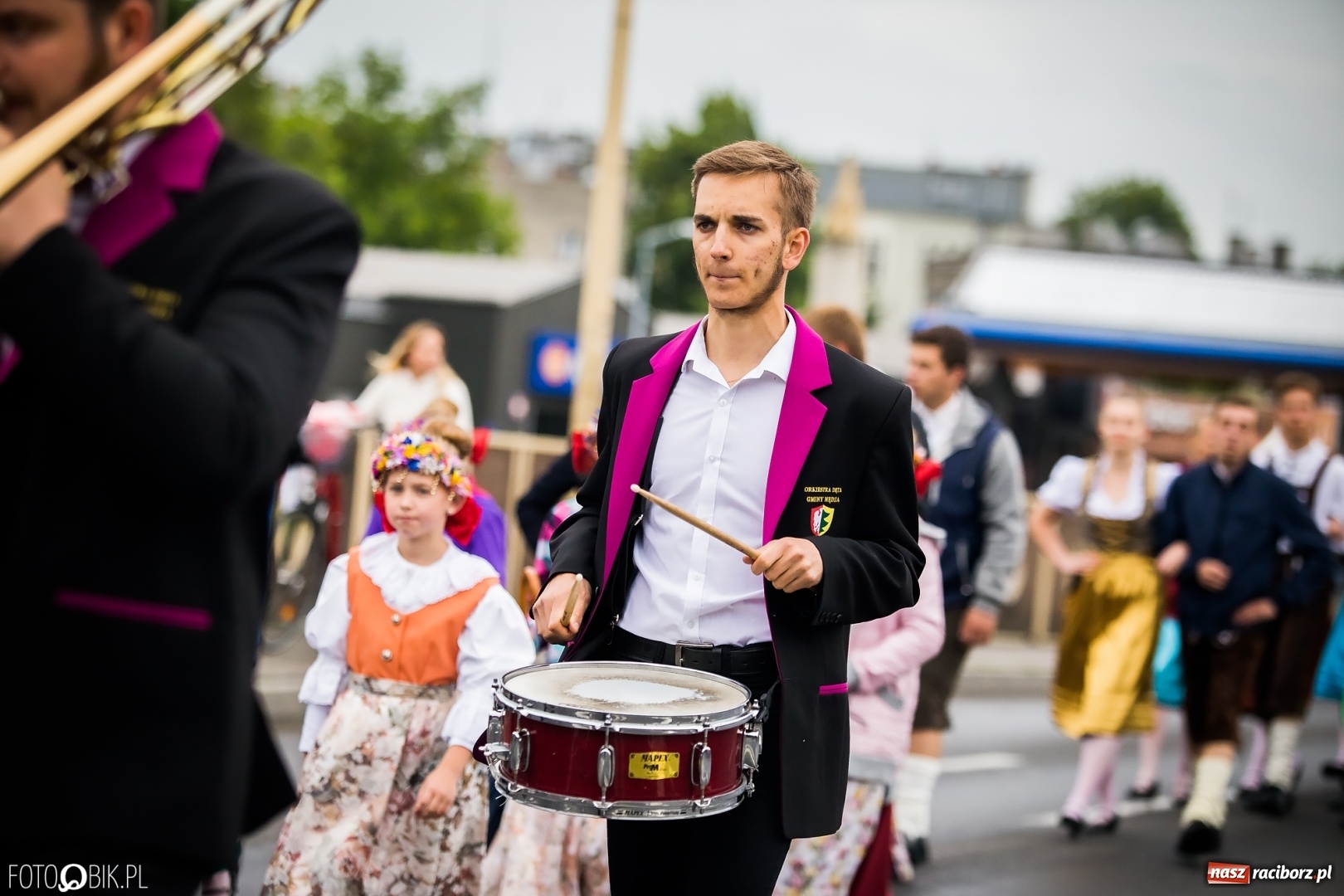 Zdjęcie w galerii na portalu naszraciborz.pl: Śląsk Kraina Wielu Kultur - przemarsz zespołów na raciborski zamek FOTO i WIDEO wiadomości z regionu