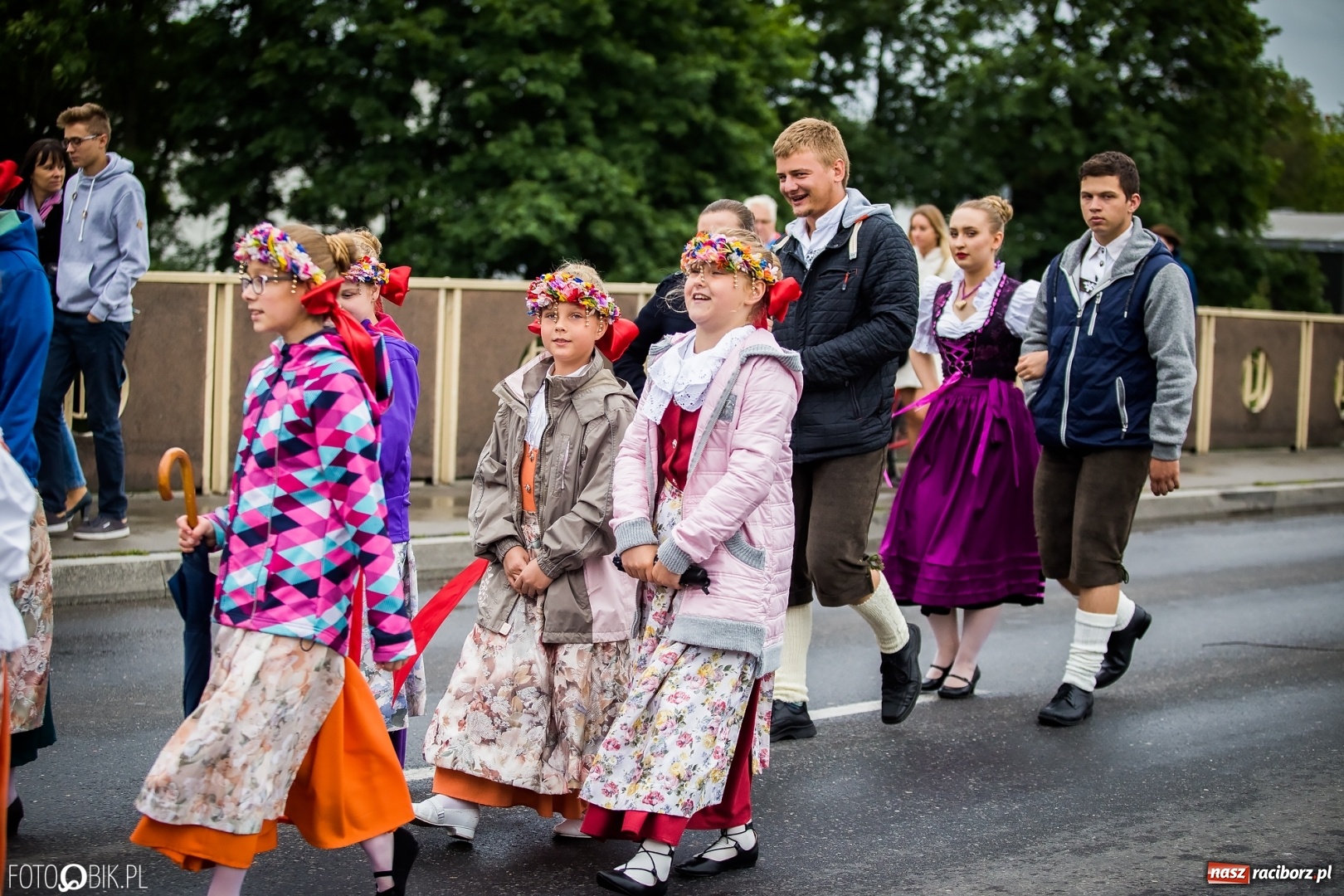Zdjęcie w galerii na portalu naszraciborz.pl: Śląsk Kraina Wielu Kultur - przemarsz zespołów na raciborski zamek FOTO i WIDEO wiadomości z regionu