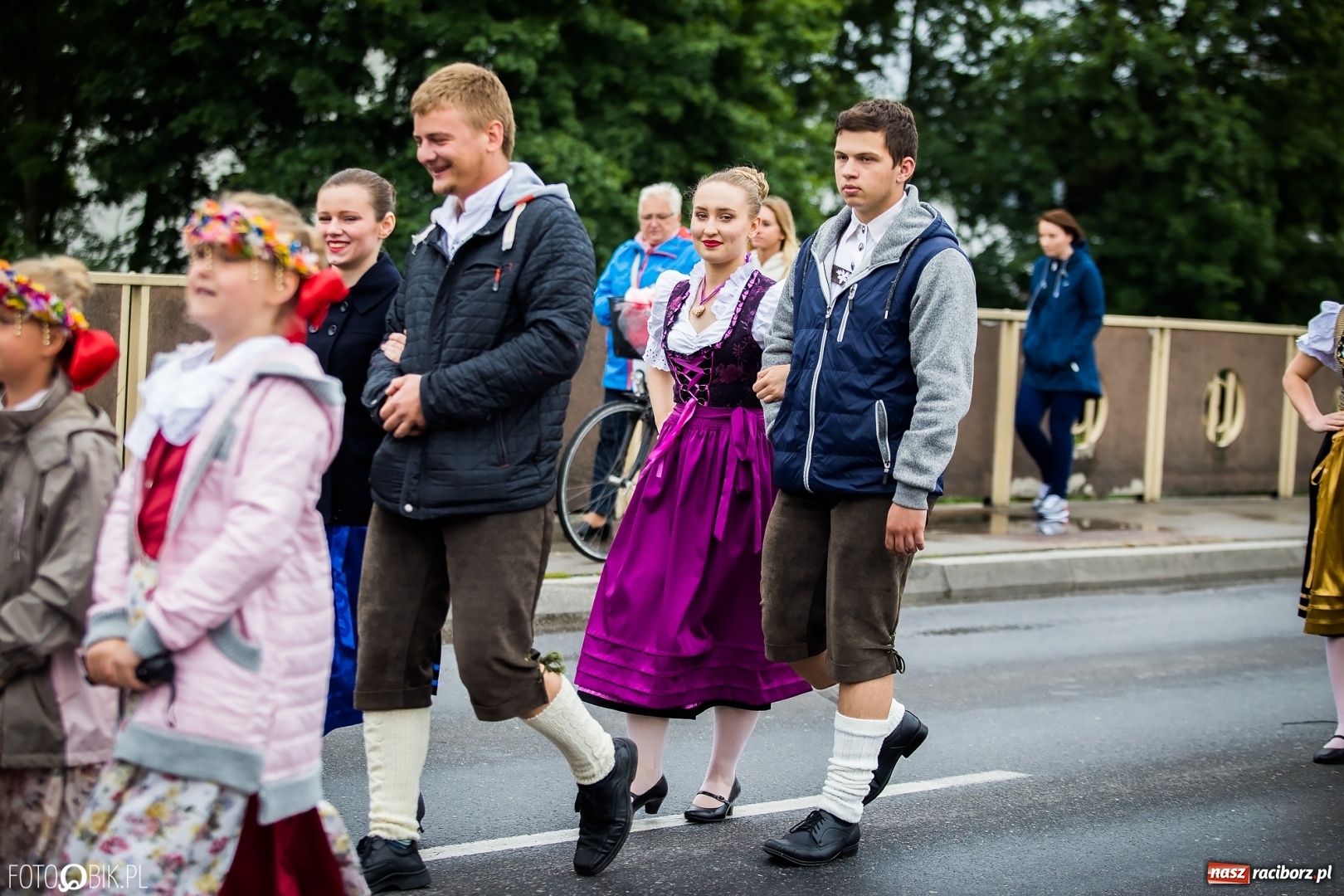 Zdjęcie w galerii na portalu naszraciborz.pl: Śląsk Kraina Wielu Kultur - przemarsz zespołów na raciborski zamek FOTO i WIDEO wiadomości z regionu