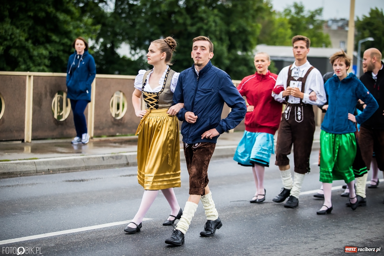 Zdjęcie w galerii na portalu naszraciborz.pl: Śląsk Kraina Wielu Kultur - przemarsz zespołów na raciborski zamek FOTO i WIDEO wiadomości z regionu