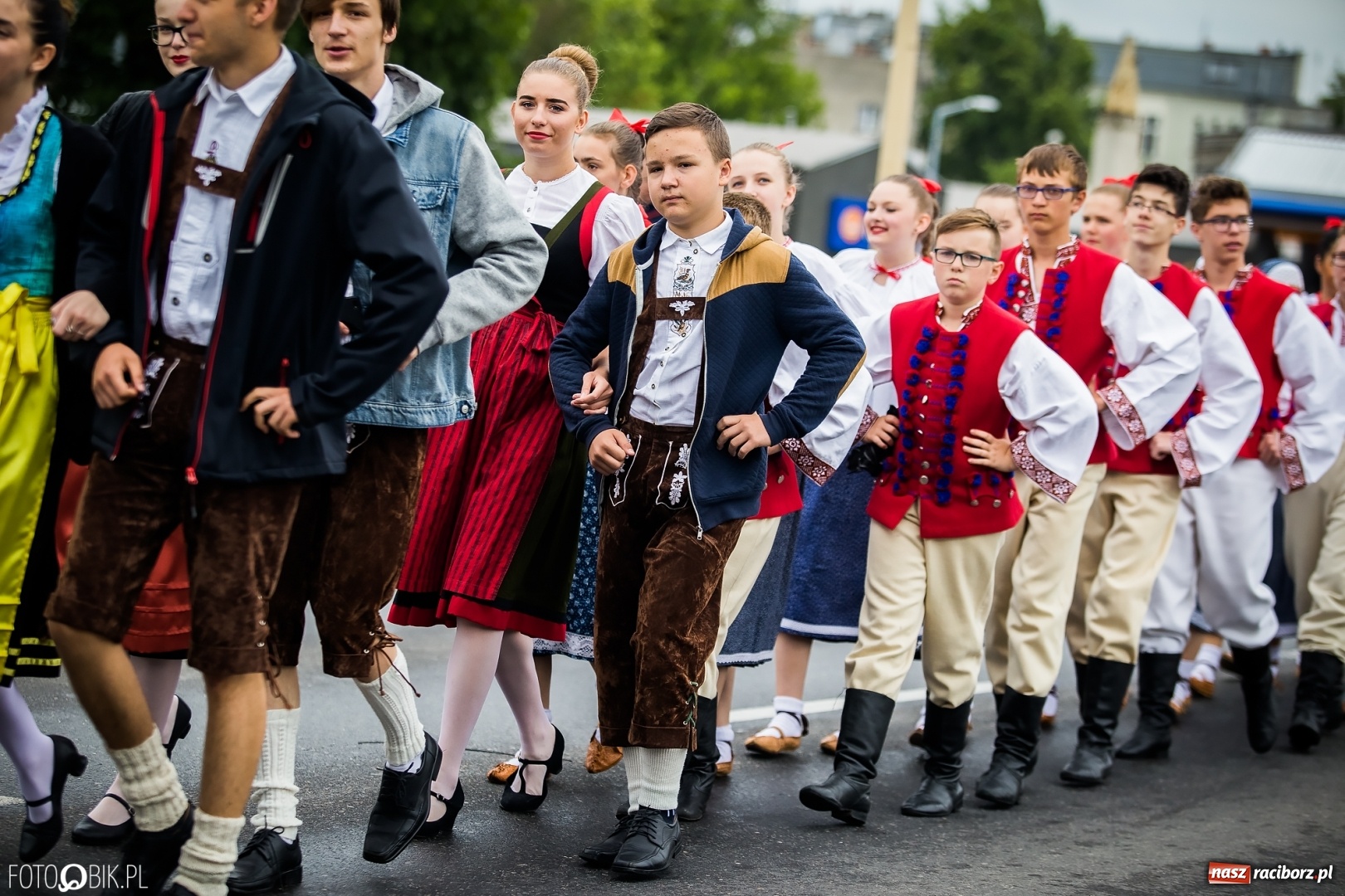 Zdjęcie w galerii na portalu naszraciborz.pl: Śląsk Kraina Wielu Kultur - przemarsz zespołów na raciborski zamek FOTO i WIDEO wiadomości z regionu
