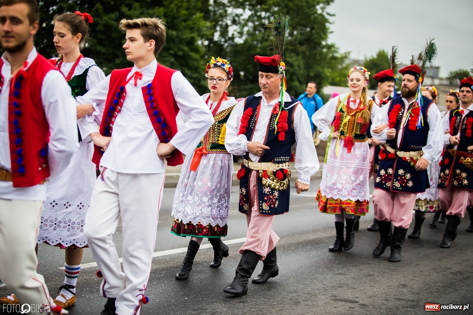 Zdjęcie w galerii na portalu naszraciborz.pl: Śląsk Kraina Wielu Kultur - przemarsz zespołów na raciborski zamek FOTO i WIDEO wiadomości z regionu