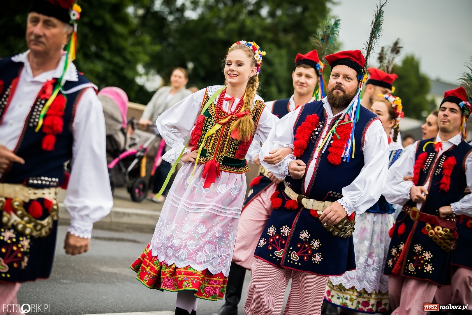 Zdjęcie w galerii na portalu naszraciborz.pl: Śląsk Kraina Wielu Kultur - przemarsz zespołów na raciborski zamek FOTO i WIDEO wiadomości z regionu