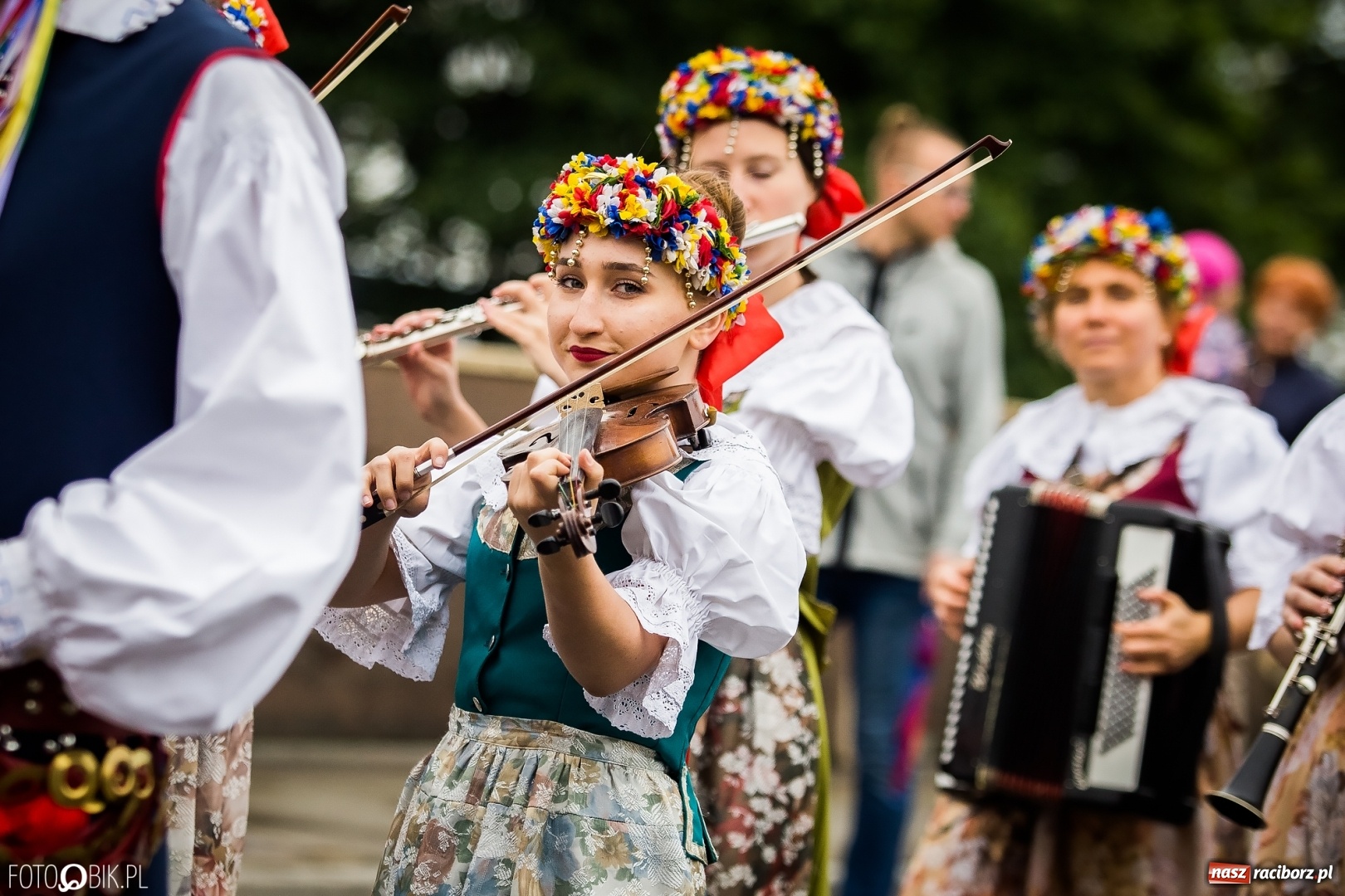 Zdjęcie w galerii na portalu naszraciborz.pl: Śląsk Kraina Wielu Kultur - przemarsz zespołów na raciborski zamek FOTO i WIDEO wiadomości z regionu