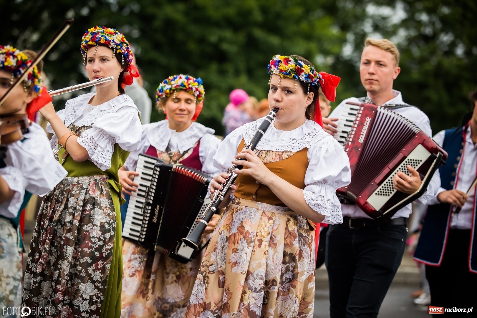 Zdjęcie w galerii na portalu naszraciborz.pl: Śląsk Kraina Wielu Kultur - przemarsz zespołów na raciborski zamek FOTO i WIDEO wiadomości z regionu