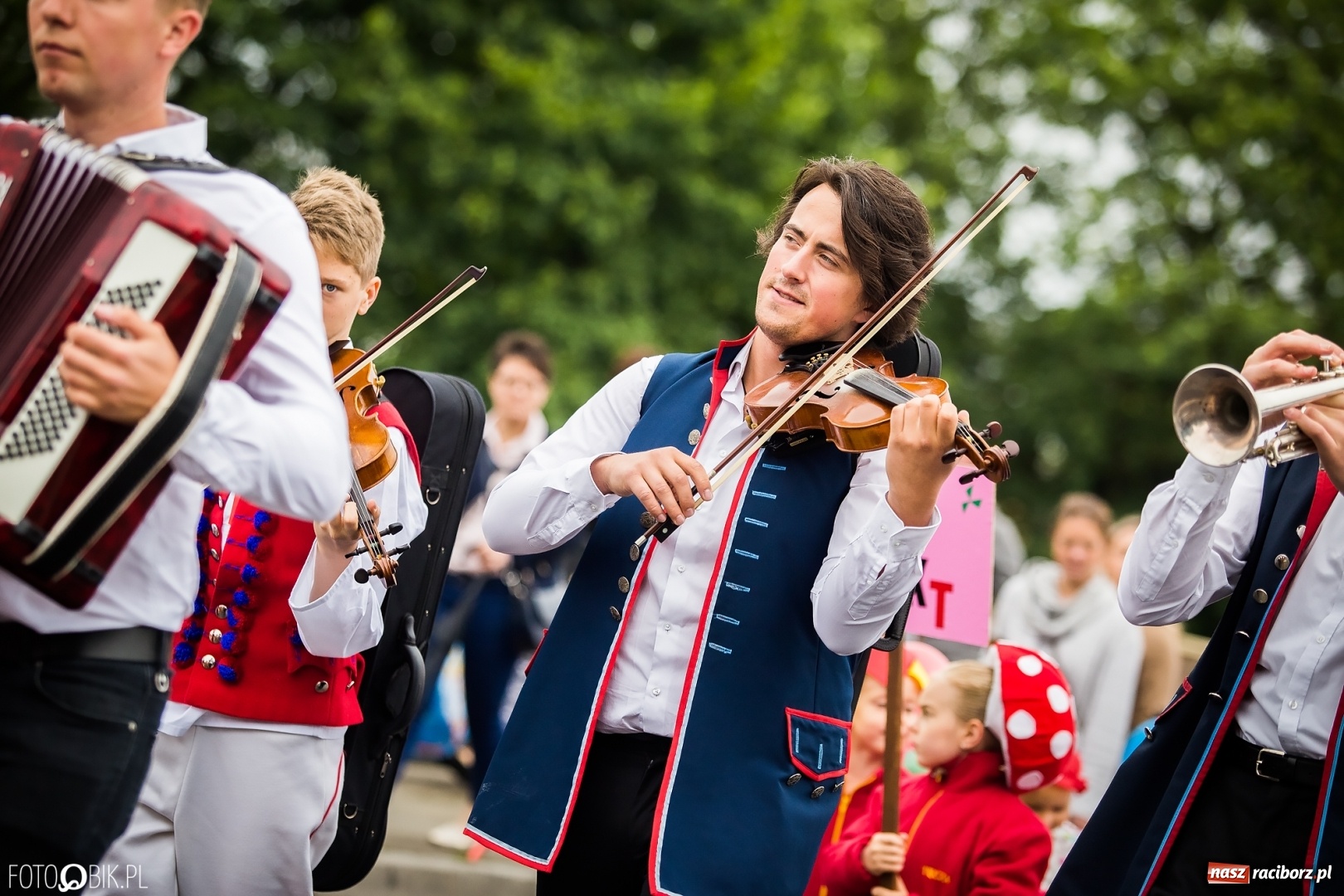 Zdjęcie w galerii na portalu naszraciborz.pl: Śląsk Kraina Wielu Kultur - przemarsz zespołów na raciborski zamek FOTO i WIDEO wiadomości z regionu