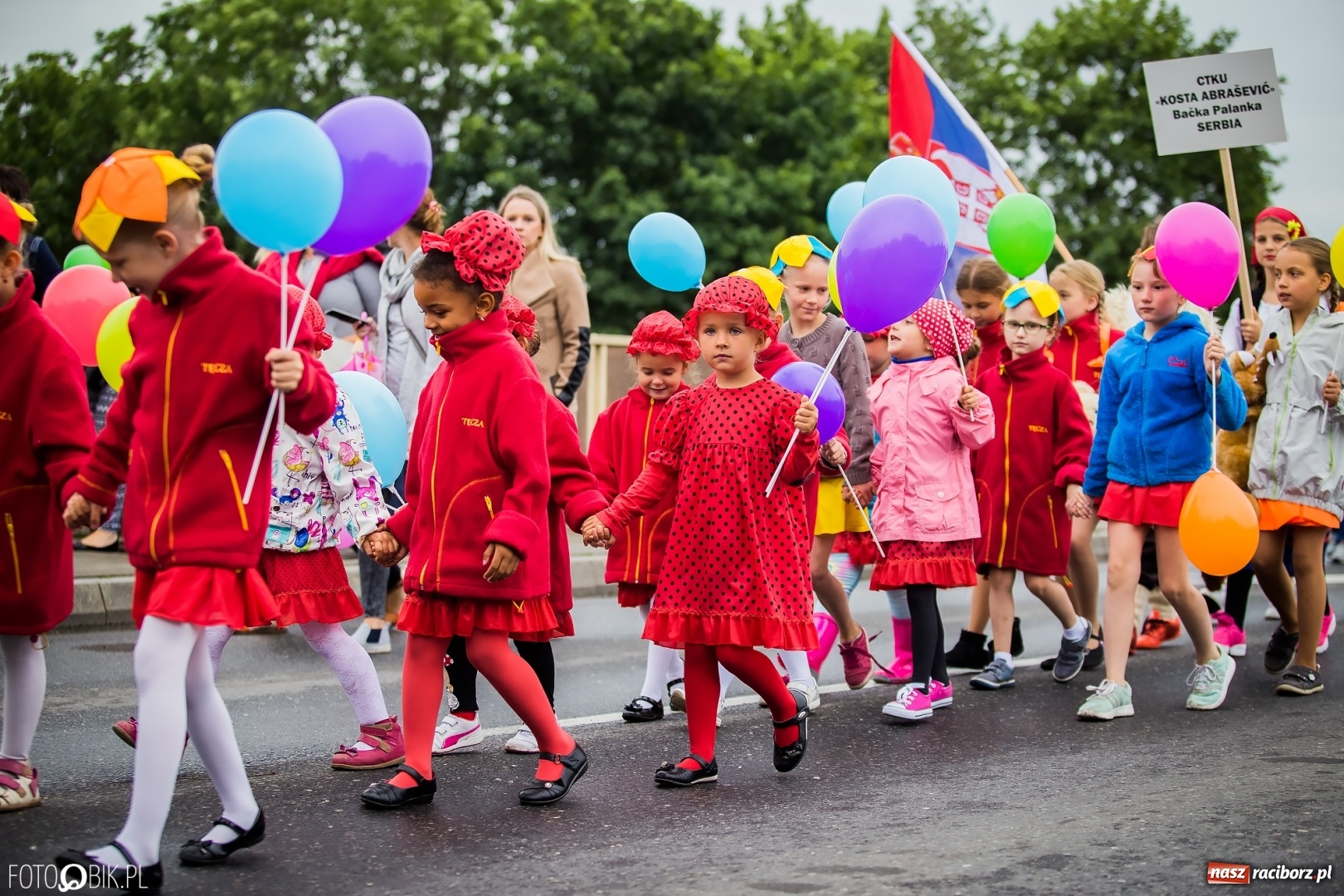Zdjęcie w galerii na portalu naszraciborz.pl: Śląsk Kraina Wielu Kultur - przemarsz zespołów na raciborski zamek FOTO i WIDEO wiadomości z regionu