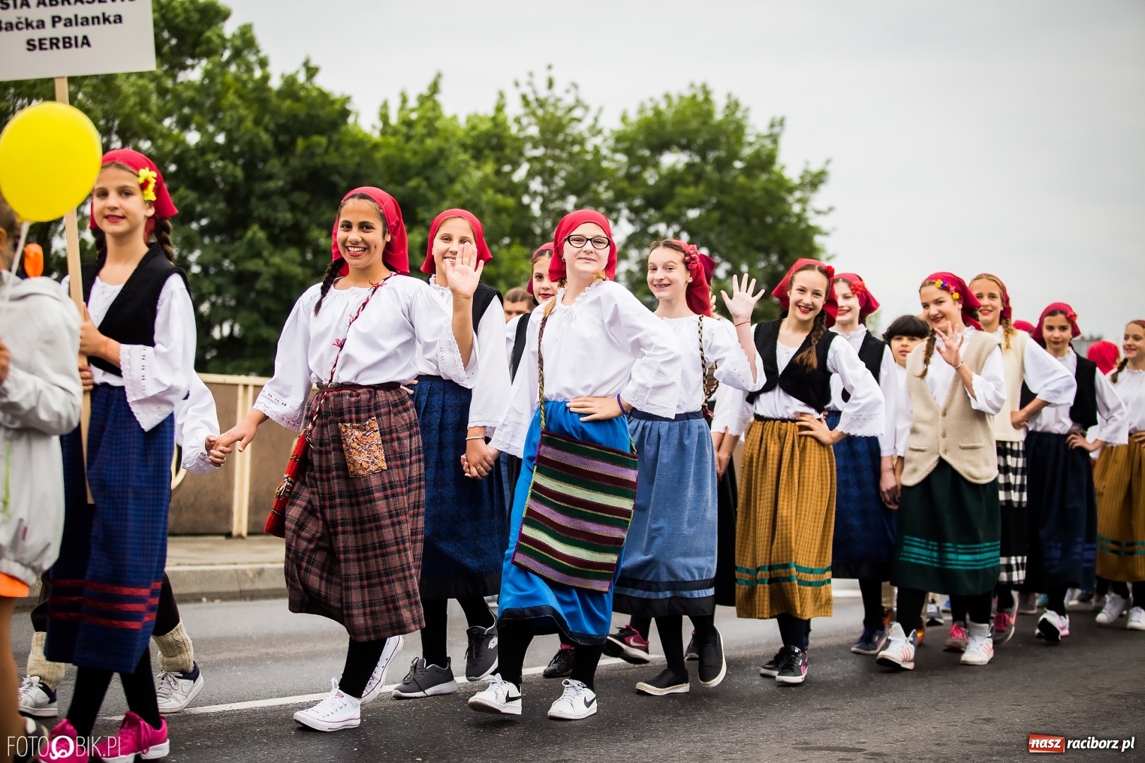 Zdjęcie w galerii na portalu naszraciborz.pl: Śląsk Kraina Wielu Kultur - przemarsz zespołów na raciborski zamek FOTO i WIDEO wiadomości z regionu