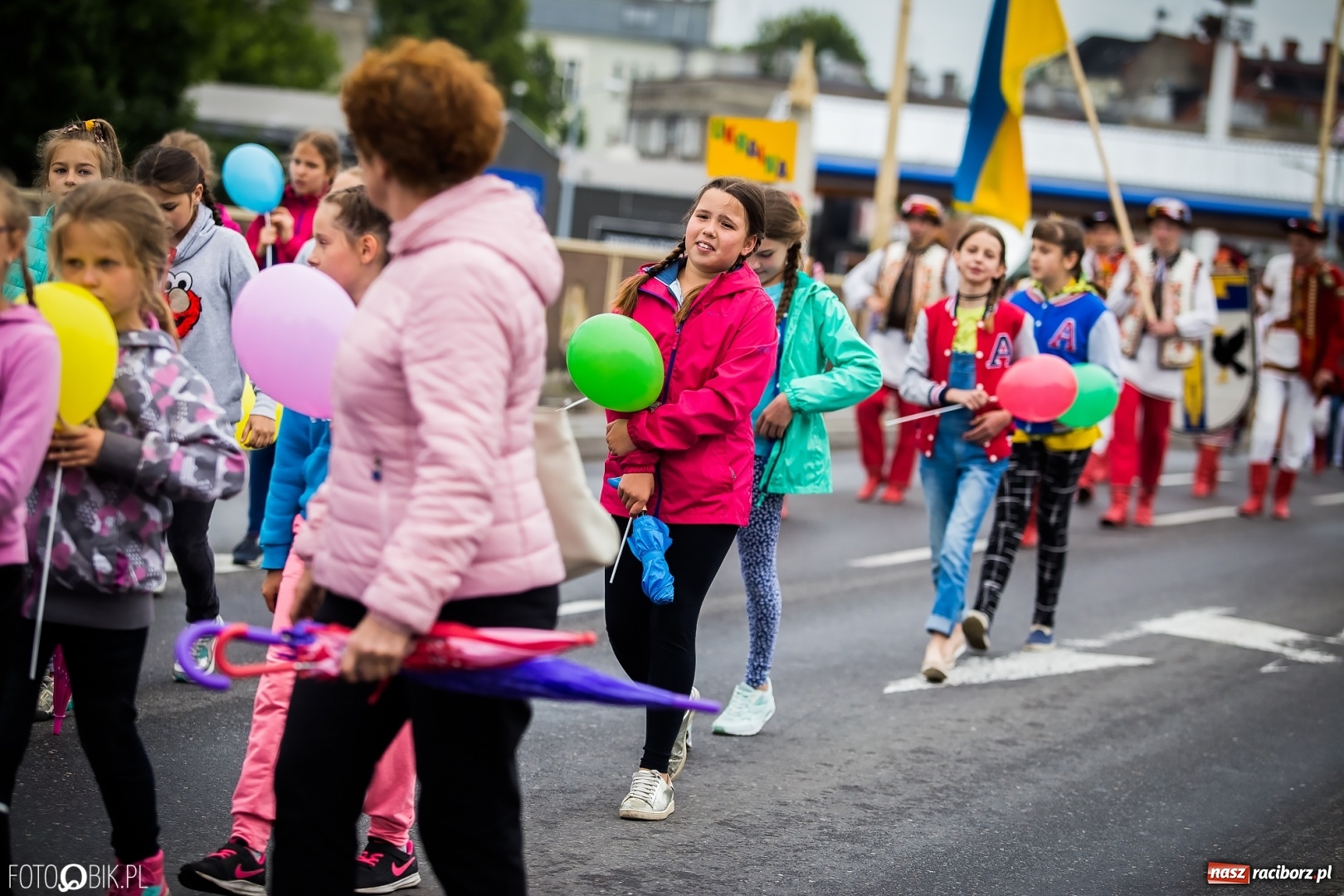 Zdjęcie w galerii na portalu naszraciborz.pl: Śląsk Kraina Wielu Kultur - przemarsz zespołów na raciborski zamek FOTO i WIDEO wiadomości z regionu