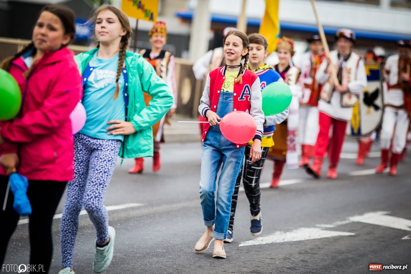 Zdjęcie w galerii na portalu naszraciborz.pl: Śląsk Kraina Wielu Kultur - przemarsz zespołów na raciborski zamek FOTO i WIDEO wiadomości z regionu