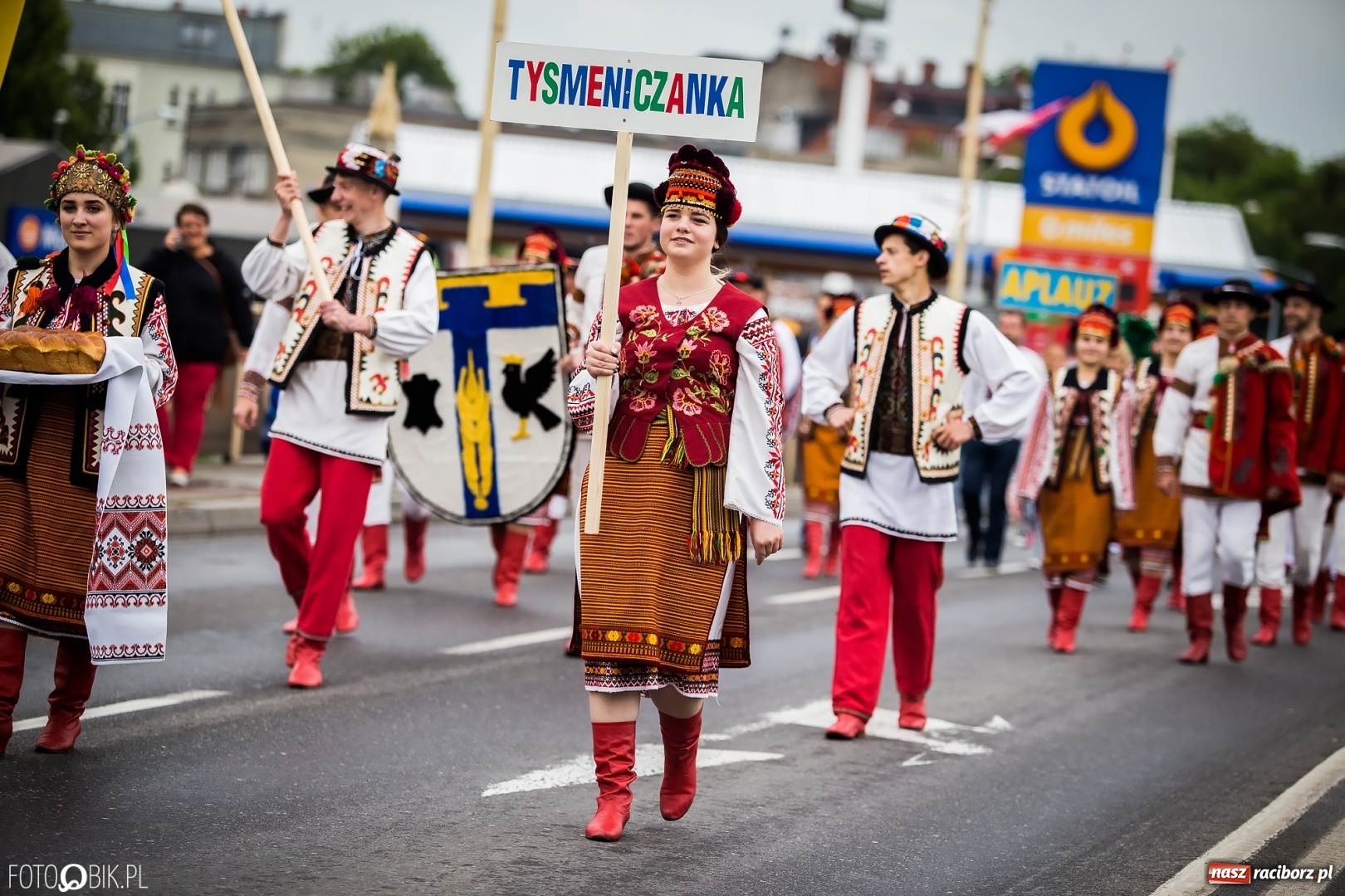 Zdjęcie w galerii na portalu naszraciborz.pl: Śląsk Kraina Wielu Kultur - przemarsz zespołów na raciborski zamek FOTO i WIDEO wiadomości z regionu
