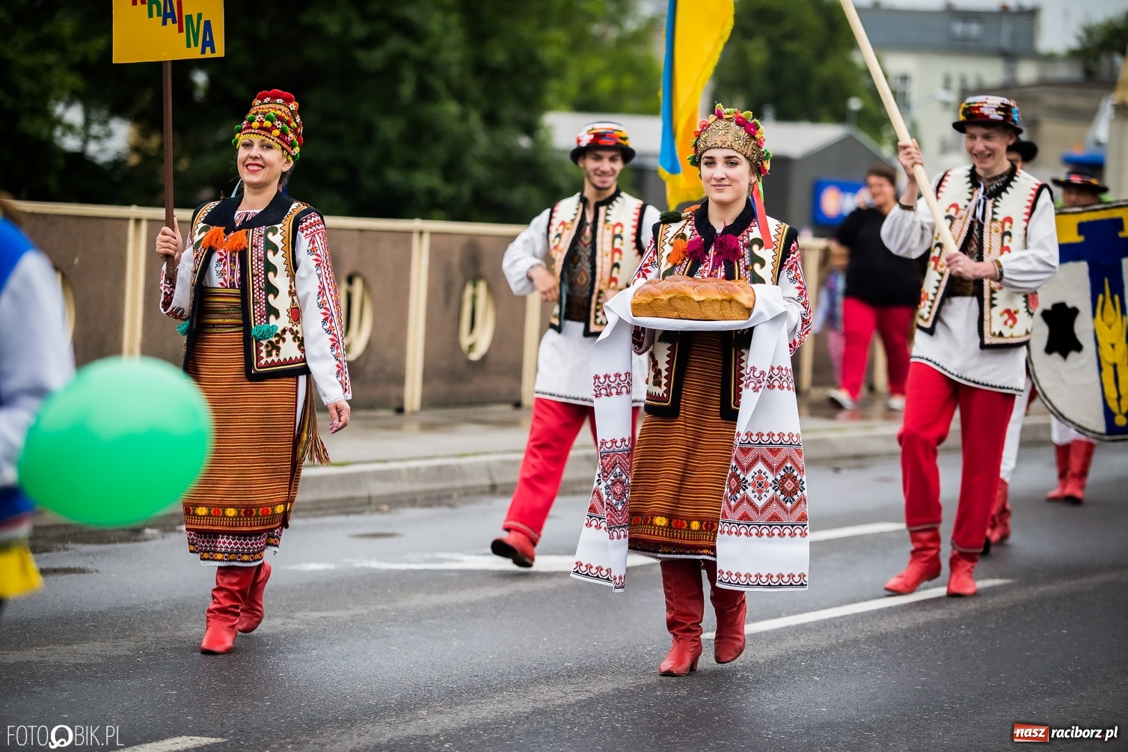 Zdjęcie w galerii na portalu naszraciborz.pl: Śląsk Kraina Wielu Kultur - przemarsz zespołów na raciborski zamek FOTO i WIDEO wiadomości z regionu