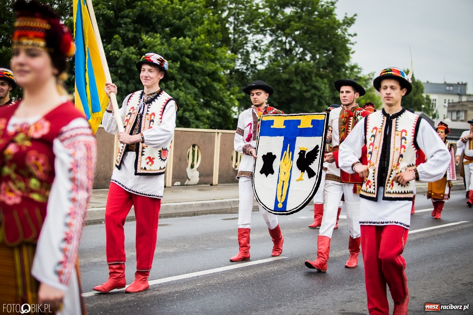 Zdjęcie w galerii na portalu naszraciborz.pl: Śląsk Kraina Wielu Kultur - przemarsz zespołów na raciborski zamek FOTO i WIDEO wiadomości z regionu