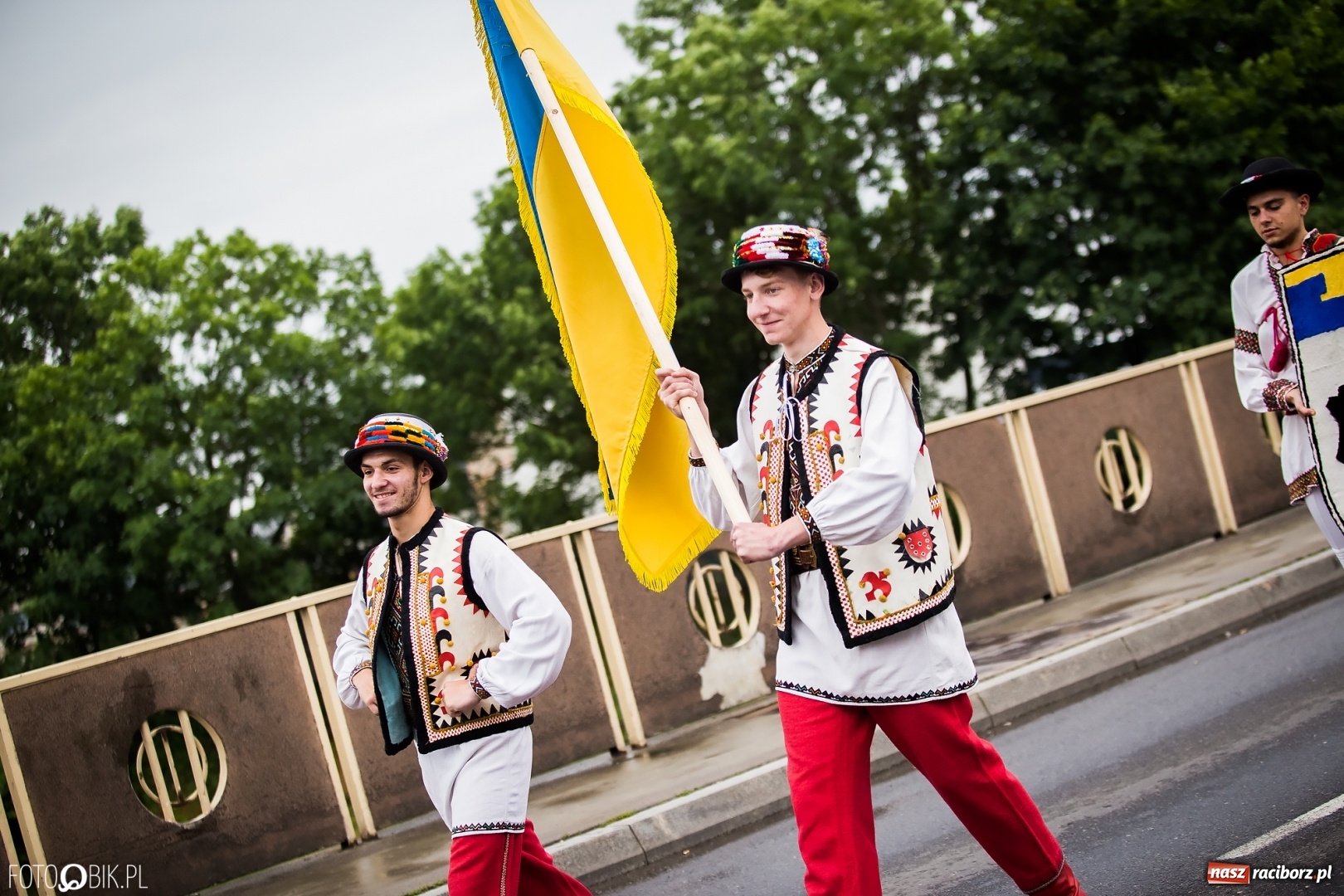 Zdjęcie w galerii na portalu naszraciborz.pl: Śląsk Kraina Wielu Kultur - przemarsz zespołów na raciborski zamek FOTO i WIDEO wiadomości z regionu
