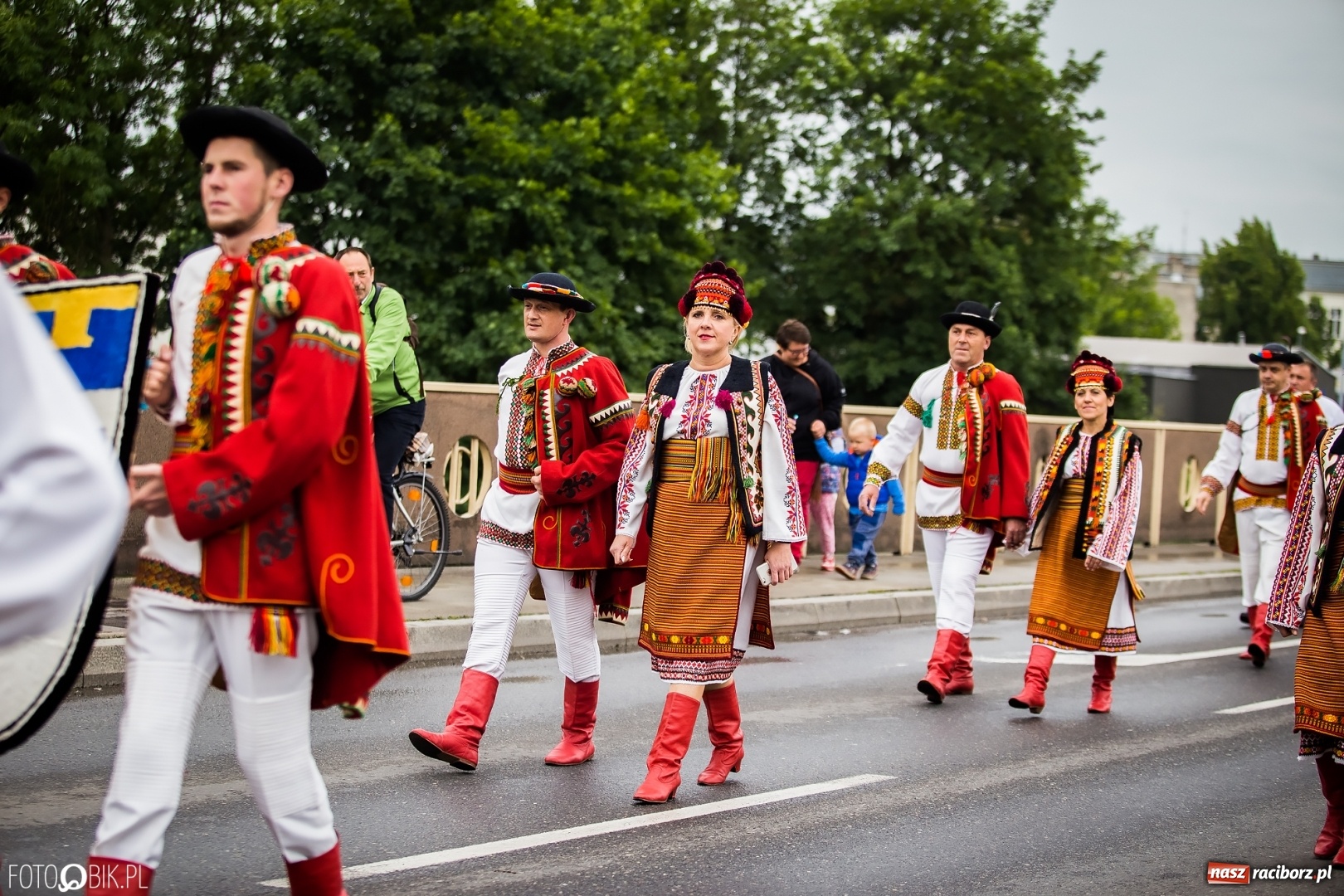 Zdjęcie w galerii na portalu naszraciborz.pl: Śląsk Kraina Wielu Kultur - przemarsz zespołów na raciborski zamek FOTO i WIDEO wiadomości z regionu