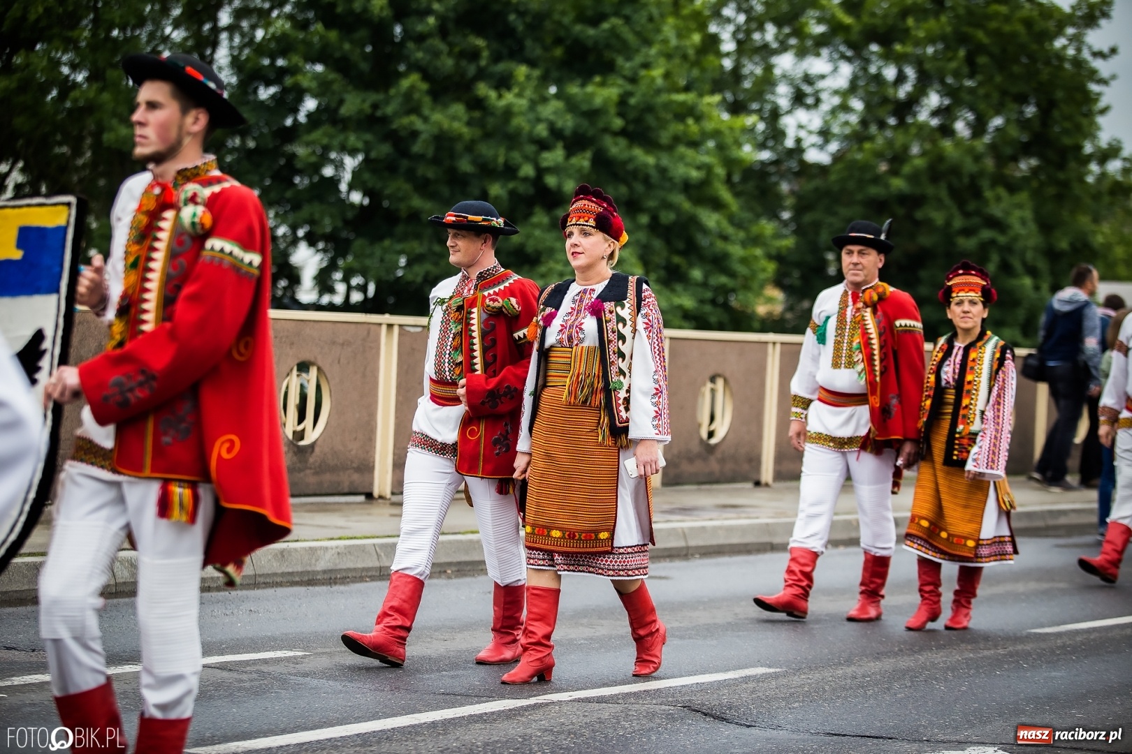 Zdjęcie w galerii na portalu naszraciborz.pl: Śląsk Kraina Wielu Kultur - przemarsz zespołów na raciborski zamek FOTO i WIDEO wiadomości z regionu