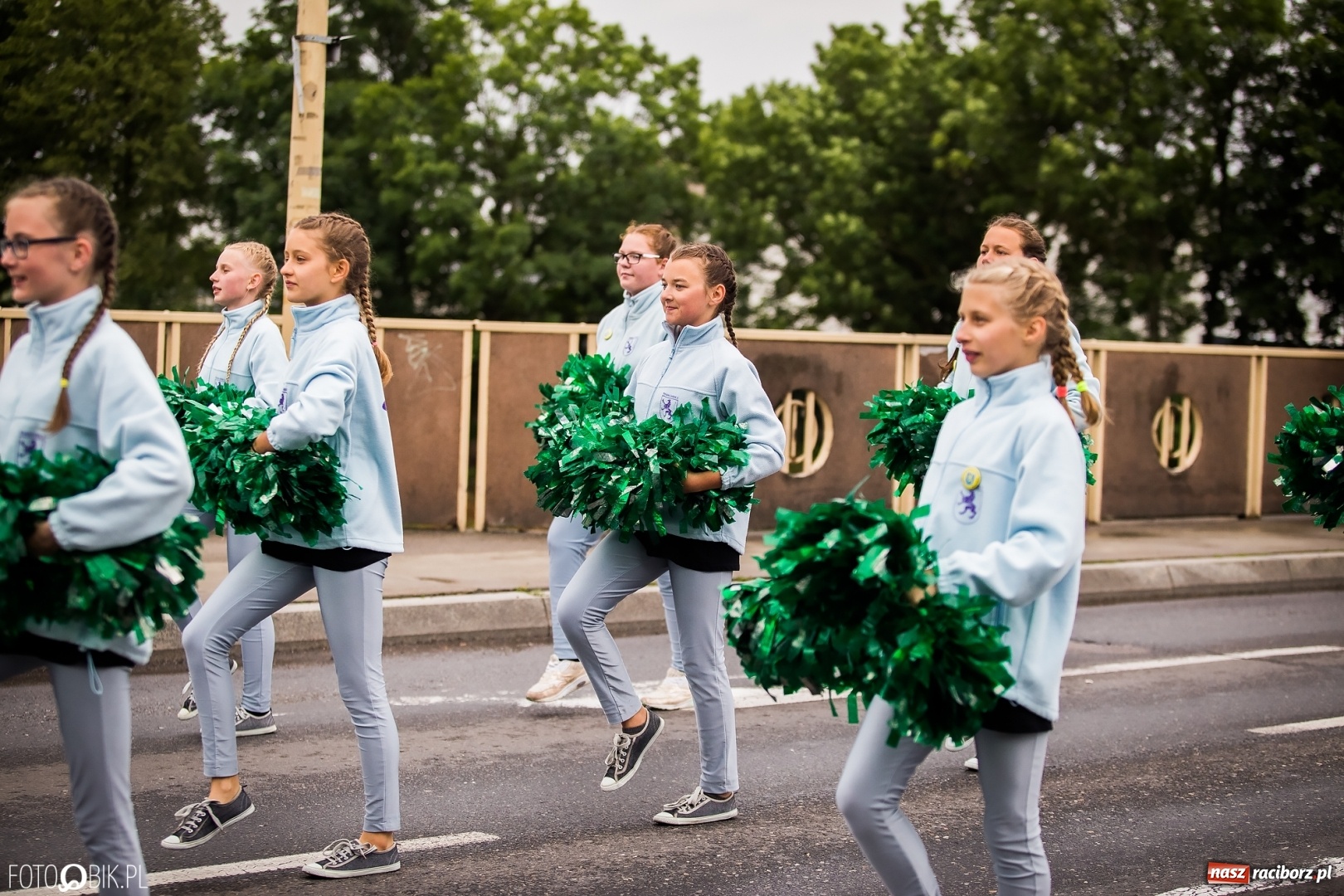 Zdjęcie w galerii na portalu naszraciborz.pl: Śląsk Kraina Wielu Kultur - przemarsz zespołów na raciborski zamek FOTO i WIDEO wiadomości z regionu