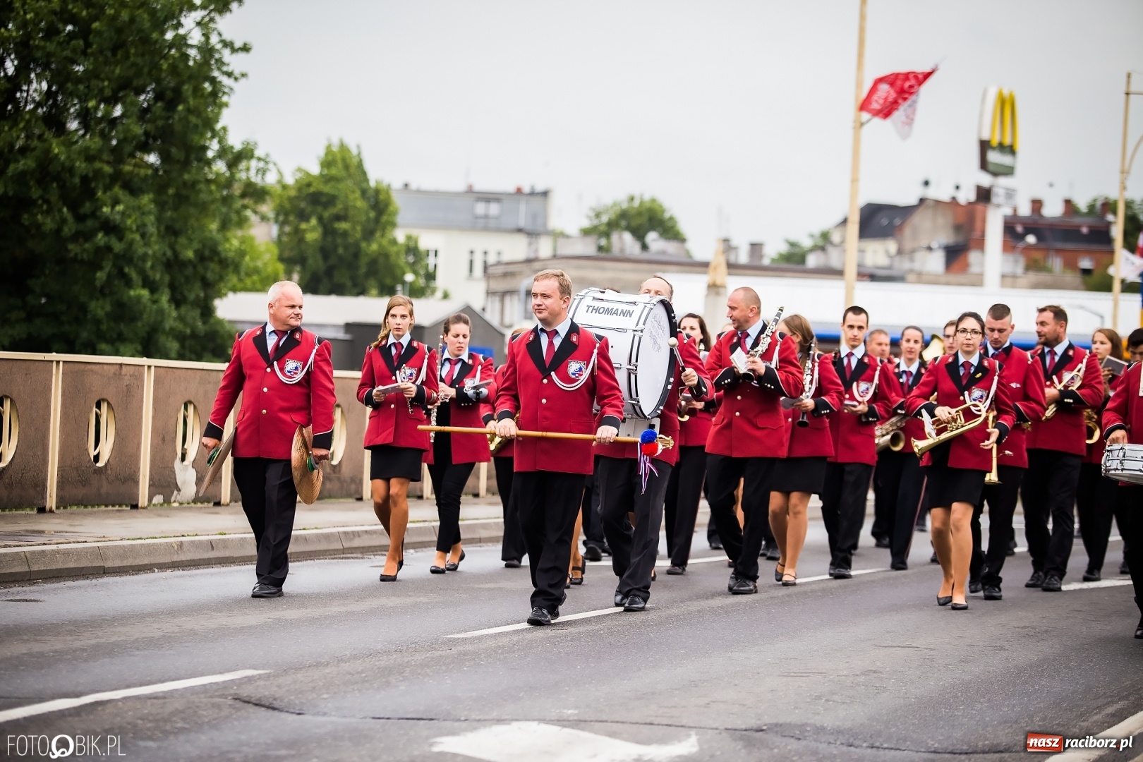 Zdjęcie w galerii na portalu naszraciborz.pl: Śląsk Kraina Wielu Kultur - przemarsz zespołów na raciborski zamek FOTO i WIDEO wiadomości z regionu