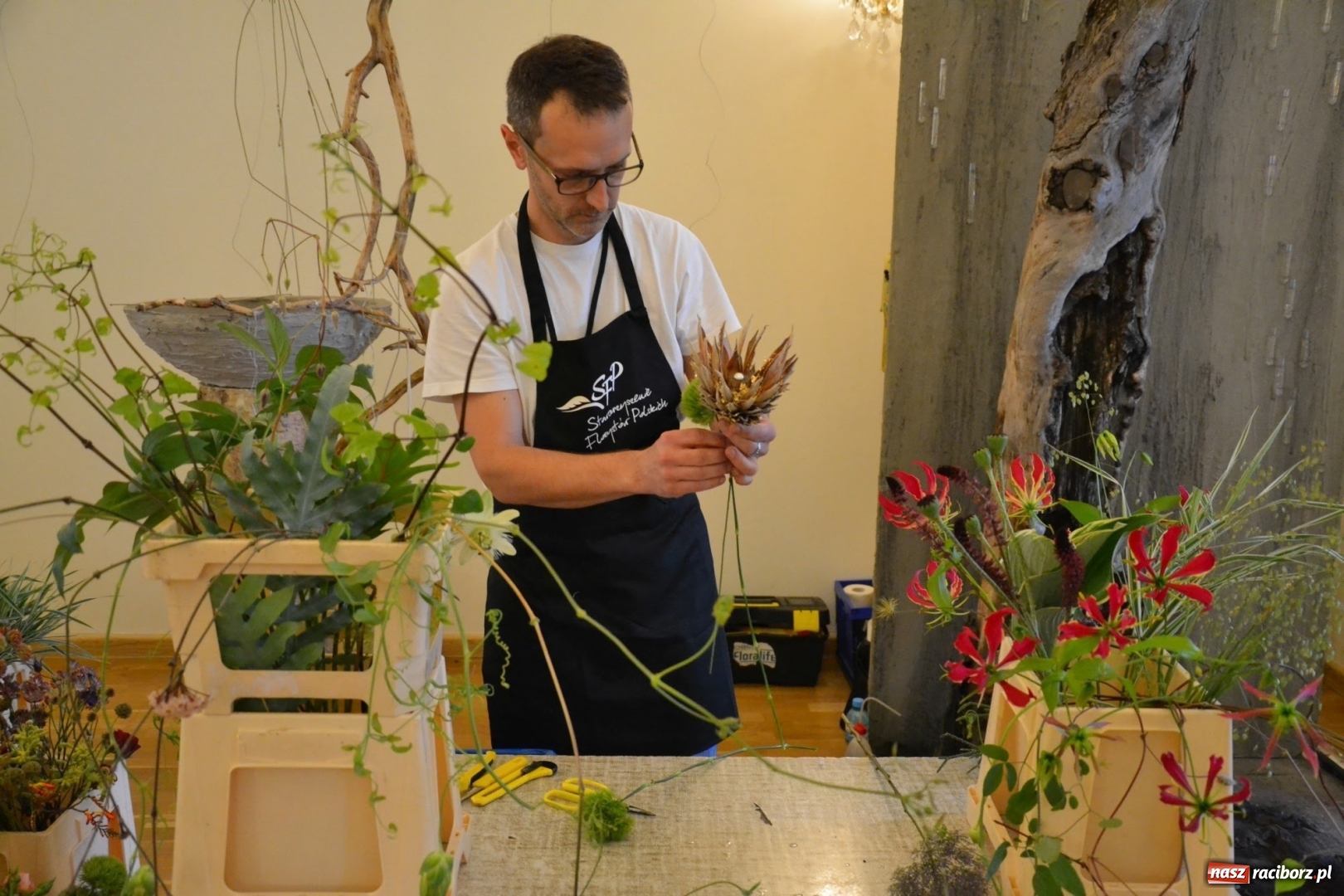 Zdjęcie w galerii na portalu naszraciborz.pl: Tomasz Paszczyński z Raciborza zwycięża w III Krajowych Mistrzostwach Florystycznych Regionu Śląsko-Opolskiego wiadomości z regionu