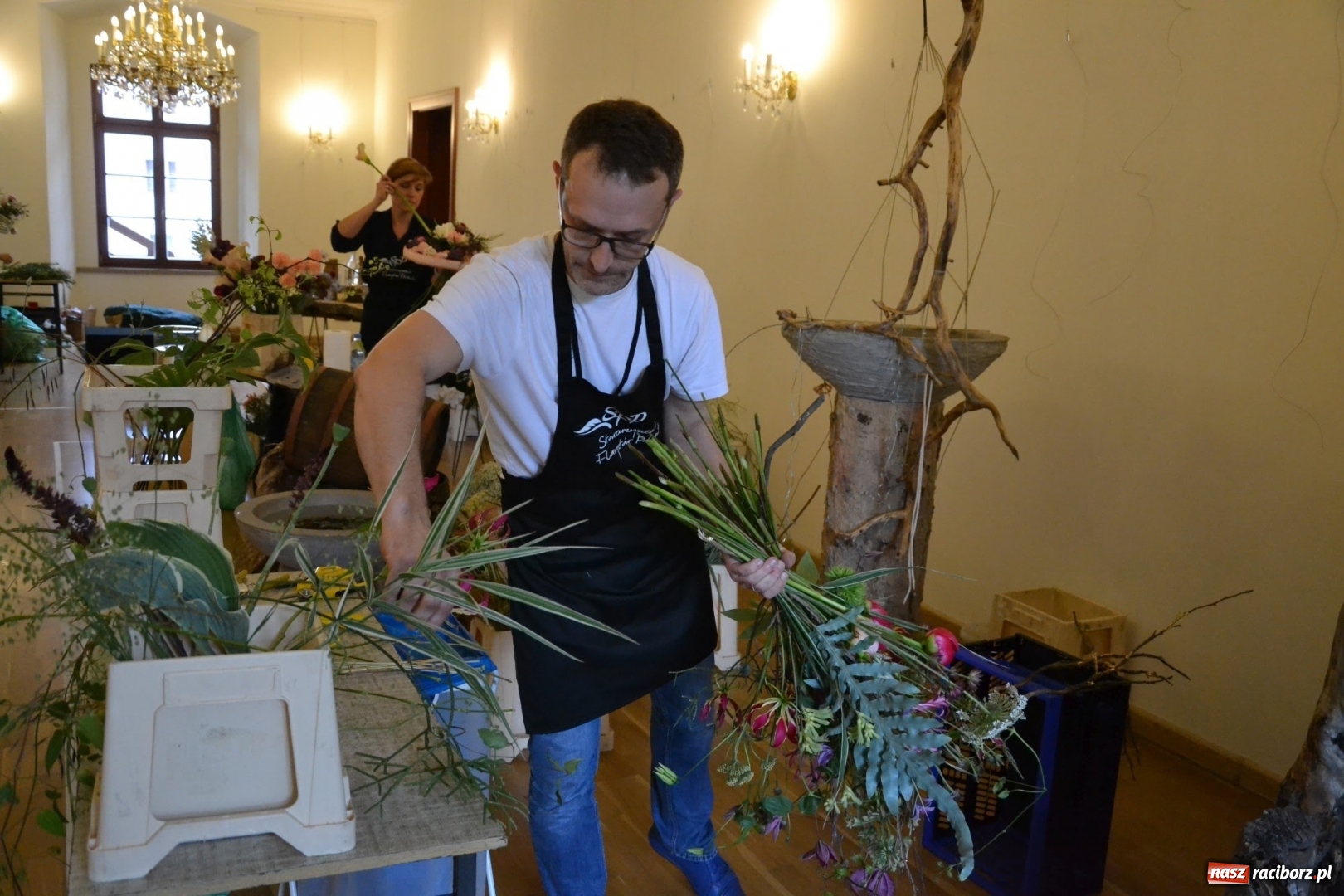 Zdjęcie w galerii na portalu naszraciborz.pl: Tomasz Paszczyński z Raciborza zwycięża w III Krajowych Mistrzostwach Florystycznych Regionu Śląsko-Opolskiego wiadomości z regionu