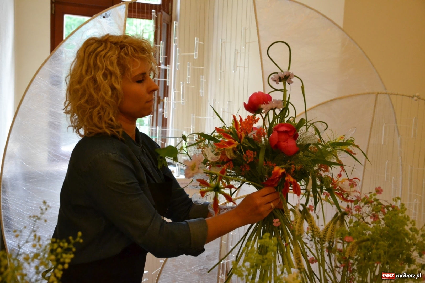 Zdjęcie w galerii na portalu naszraciborz.pl: Tomasz Paszczyński z Raciborza zwycięża w III Krajowych Mistrzostwach Florystycznych Regionu Śląsko-Opolskiego wiadomości z regionu