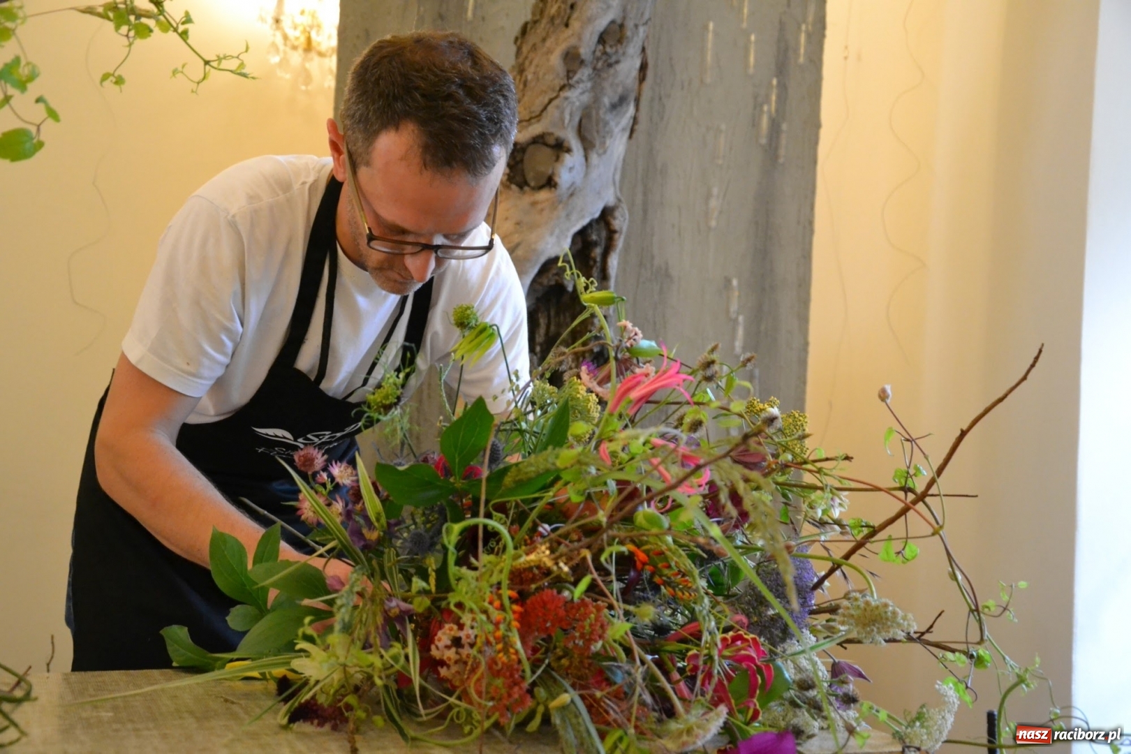 Zdjęcie w galerii na portalu naszraciborz.pl: Tomasz Paszczyński z Raciborza zwycięża w III Krajowych Mistrzostwach Florystycznych Regionu Śląsko-Opolskiego wiadomości z regionu