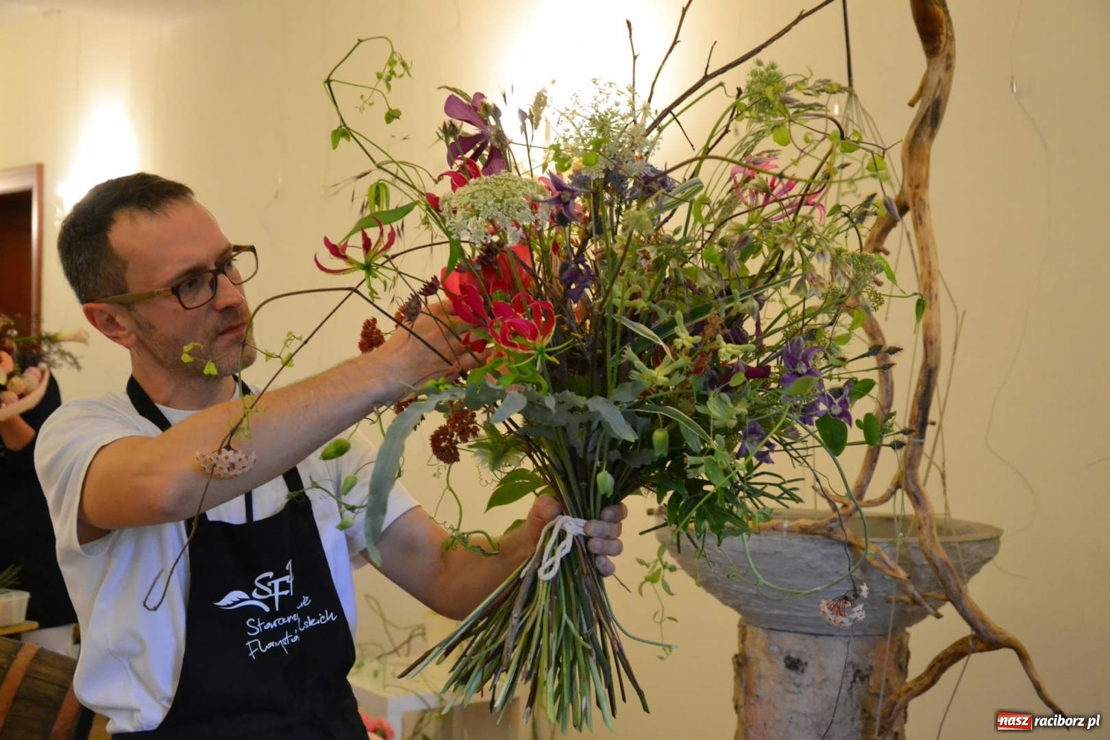 Zdjęcie w galerii na portalu naszraciborz.pl: Tomasz Paszczyński z Raciborza zwycięża w III Krajowych Mistrzostwach Florystycznych Regionu Śląsko-Opolskiego wiadomości z regionu