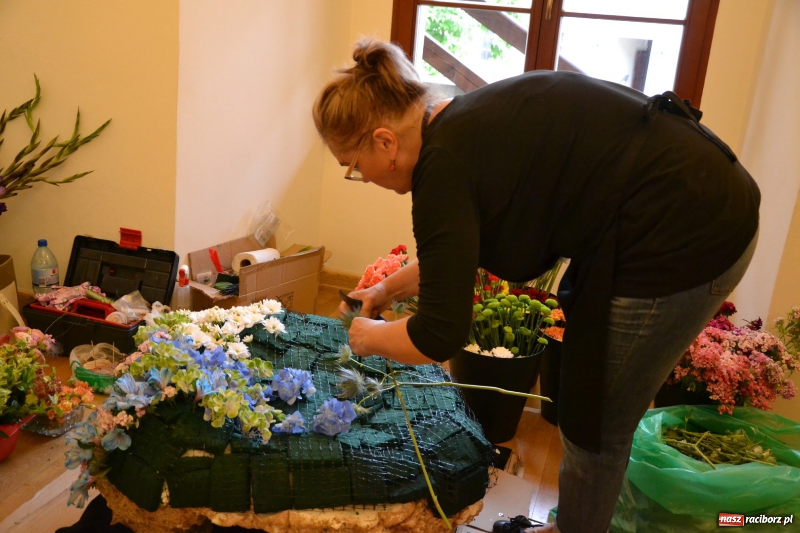 Zdjęcie w galerii na portalu naszraciborz.pl: Tomasz Paszczyński z Raciborza zwycięża w III Krajowych Mistrzostwach Florystycznych Regionu Śląsko-Opolskiego wiadomości z regionu