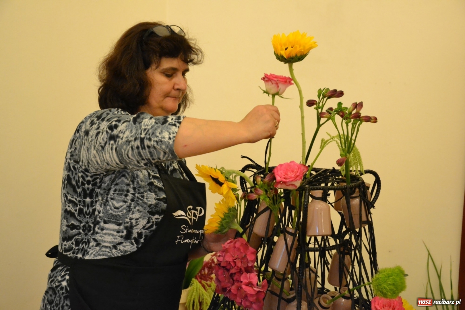 Zdjęcie w galerii na portalu naszraciborz.pl: Tomasz Paszczyński z Raciborza zwycięża w III Krajowych Mistrzostwach Florystycznych Regionu Śląsko-Opolskiego wiadomości z regionu