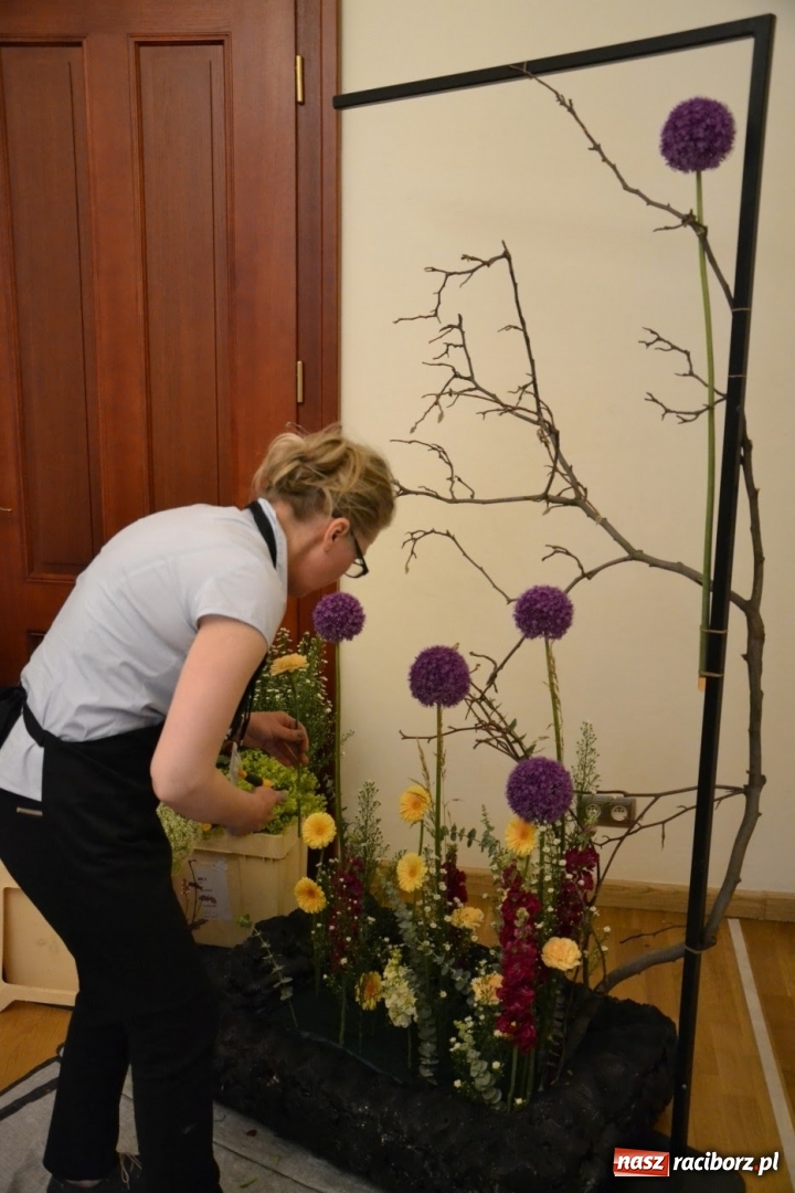 Zdjęcie w galerii na portalu naszraciborz.pl: Tomasz Paszczyński z Raciborza zwycięża w III Krajowych Mistrzostwach Florystycznych Regionu Śląsko-Opolskiego wiadomości z regionu