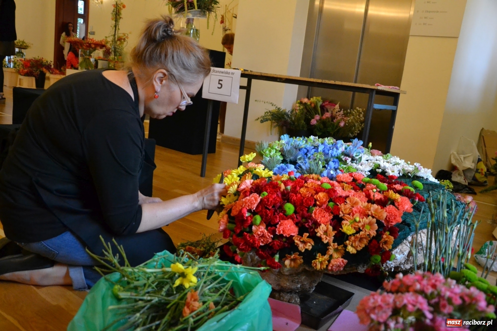 Zdjęcie w galerii na portalu naszraciborz.pl: Tomasz Paszczyński z Raciborza zwycięża w III Krajowych Mistrzostwach Florystycznych Regionu Śląsko-Opolskiego wiadomości z regionu