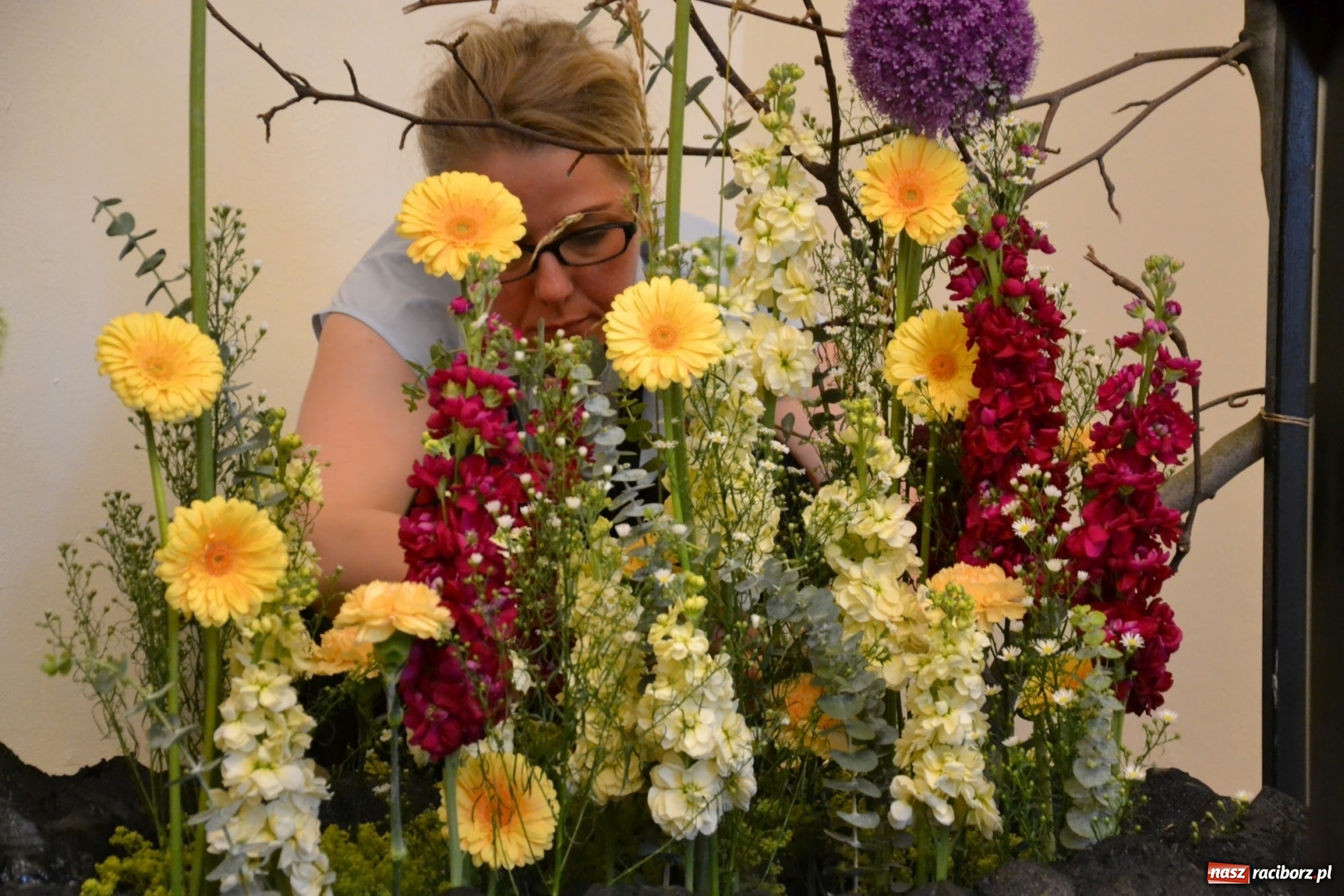 Zdjęcie w galerii na portalu naszraciborz.pl: Tomasz Paszczyński z Raciborza zwycięża w III Krajowych Mistrzostwach Florystycznych Regionu Śląsko-Opolskiego wiadomości z regionu